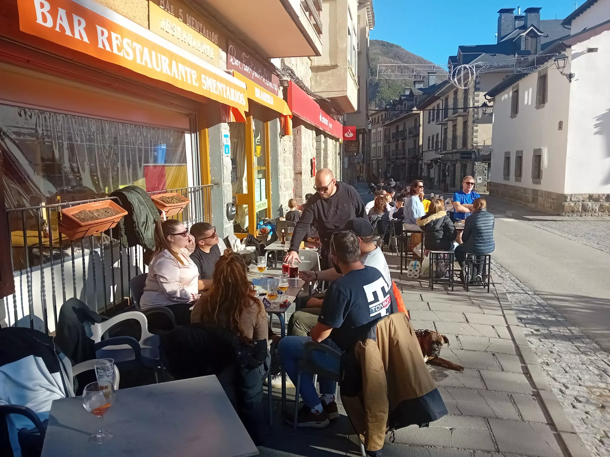 Clientes incluso en manga corta en una terraza de la localidad de Biescas. Foto Fernando Larrosa
