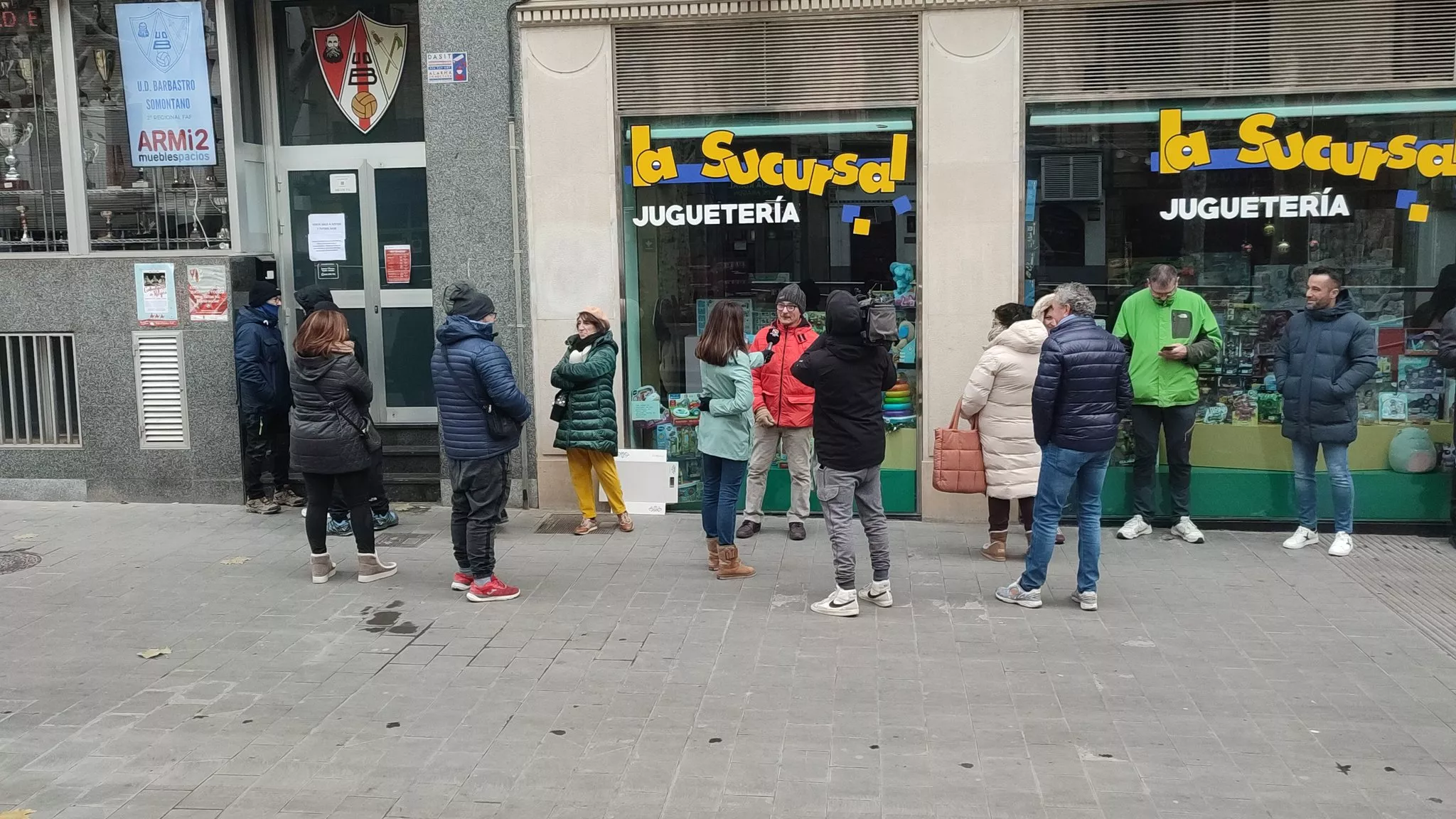 La cola de aficionados del Barbastro que se ha formado este jueves en el Paseo del Coso de Barbastro. Foto: UDB