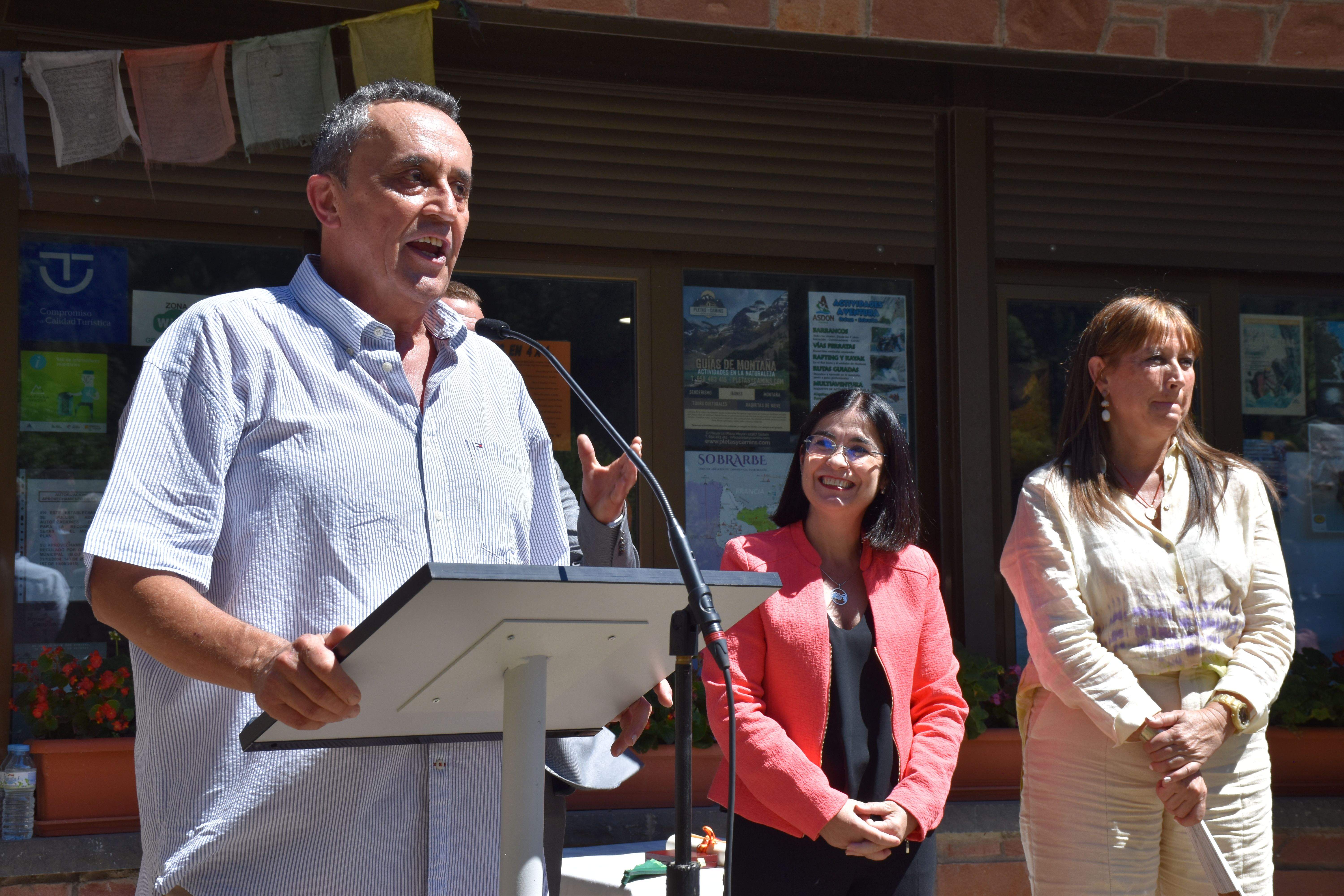 Carolina Darias viaja a Plan para entregar al médico rural Guillermo Bernués la Orden al Mérito Civil del Ministerio de Sanidad