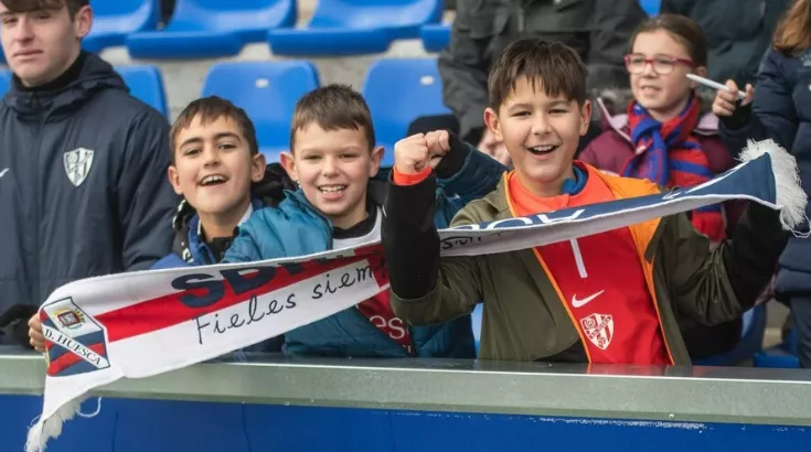 Aficionados azulgranas en El Alcoraz.