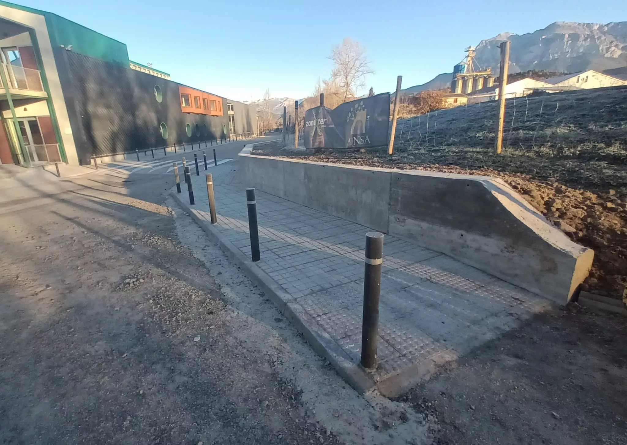 Acera construida junto al pumptrack de Aínsa. Acera construida junto al pumptrack de Aínsa.