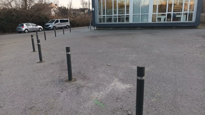 Bolardos en el espacio del aparcamiento del polideportivo. Bolardos en el espacio del aparcamiento del polideportivo.