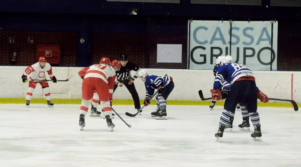 Foto del partido de ida. El Hielo Jaca cierra el año este sábado recibiendo al Txuri Urdin. Foto: Marian Lázaro.
