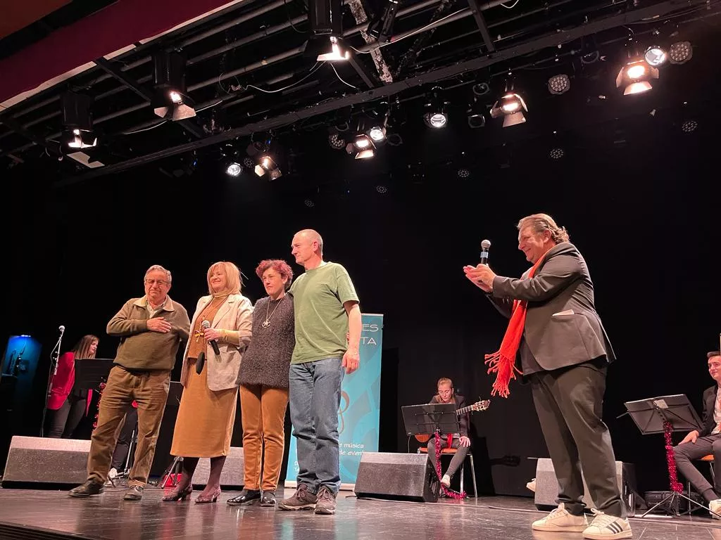 Santiago Arnillas, Gloria Ruiz, África Moya, Severo Acín y Toño Julve en un momento del festival navideño de Emociones a la Carta. Foto Mercedes Manterola