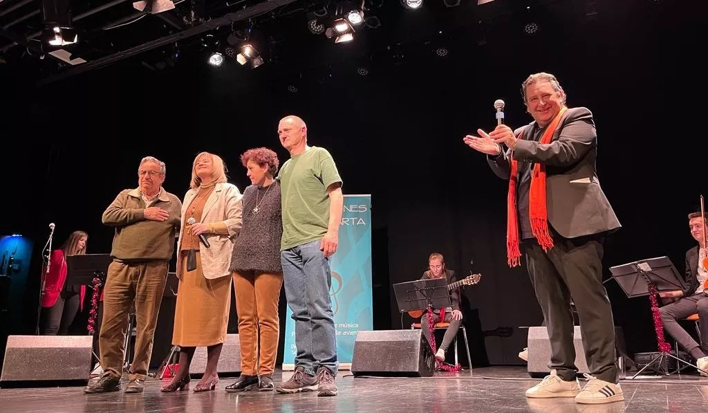 Santiago Arnillas, Gloria Ruiz, África Moya, Severo Acín y Toño Julve en un momento del festival navideño de Emociones a la Carta. Foto Mercedes Manterola