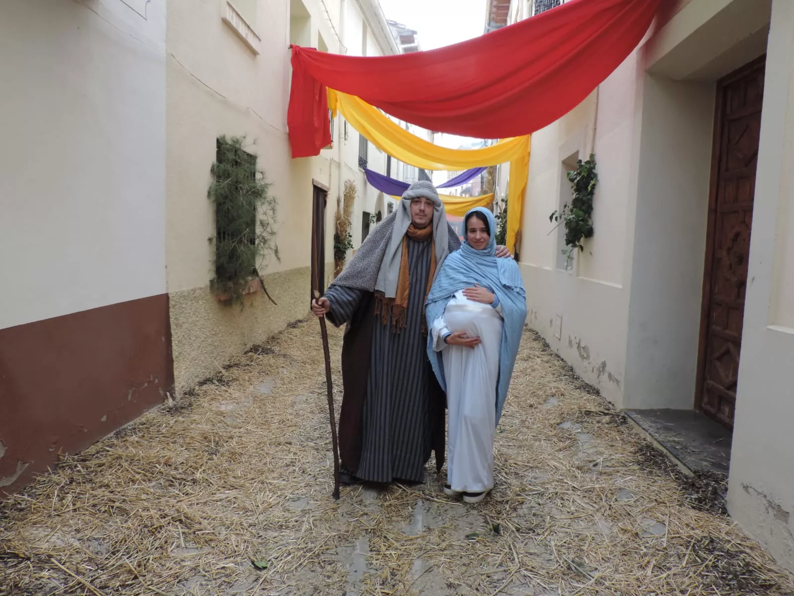 San José y la Virgen, personajes del belén viviente y teatralizado de Sena.