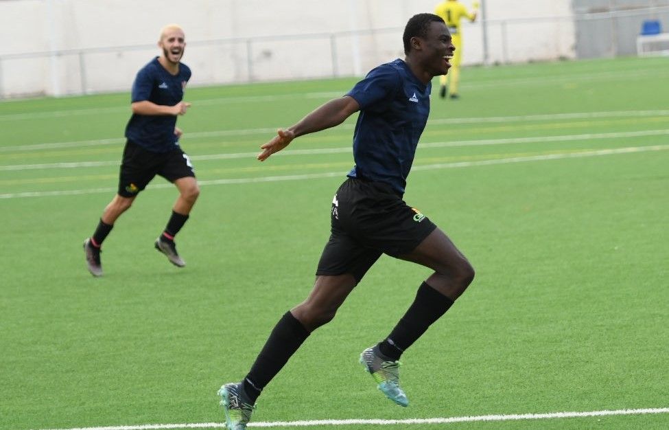 Sule celebra uno de sus dos goles logrados en La Vega. Foto: El Marcador Aragonés (@ElMarcadorArag)