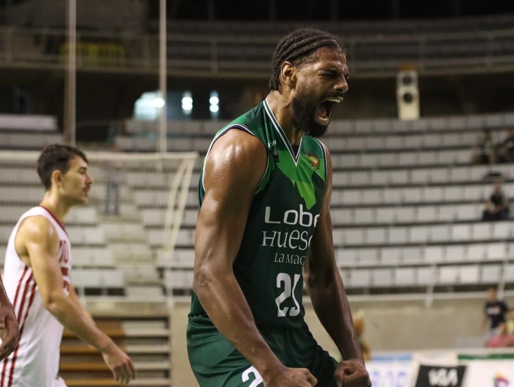 N`Guessan celebra sobre la pista del Palacio de los Deportes