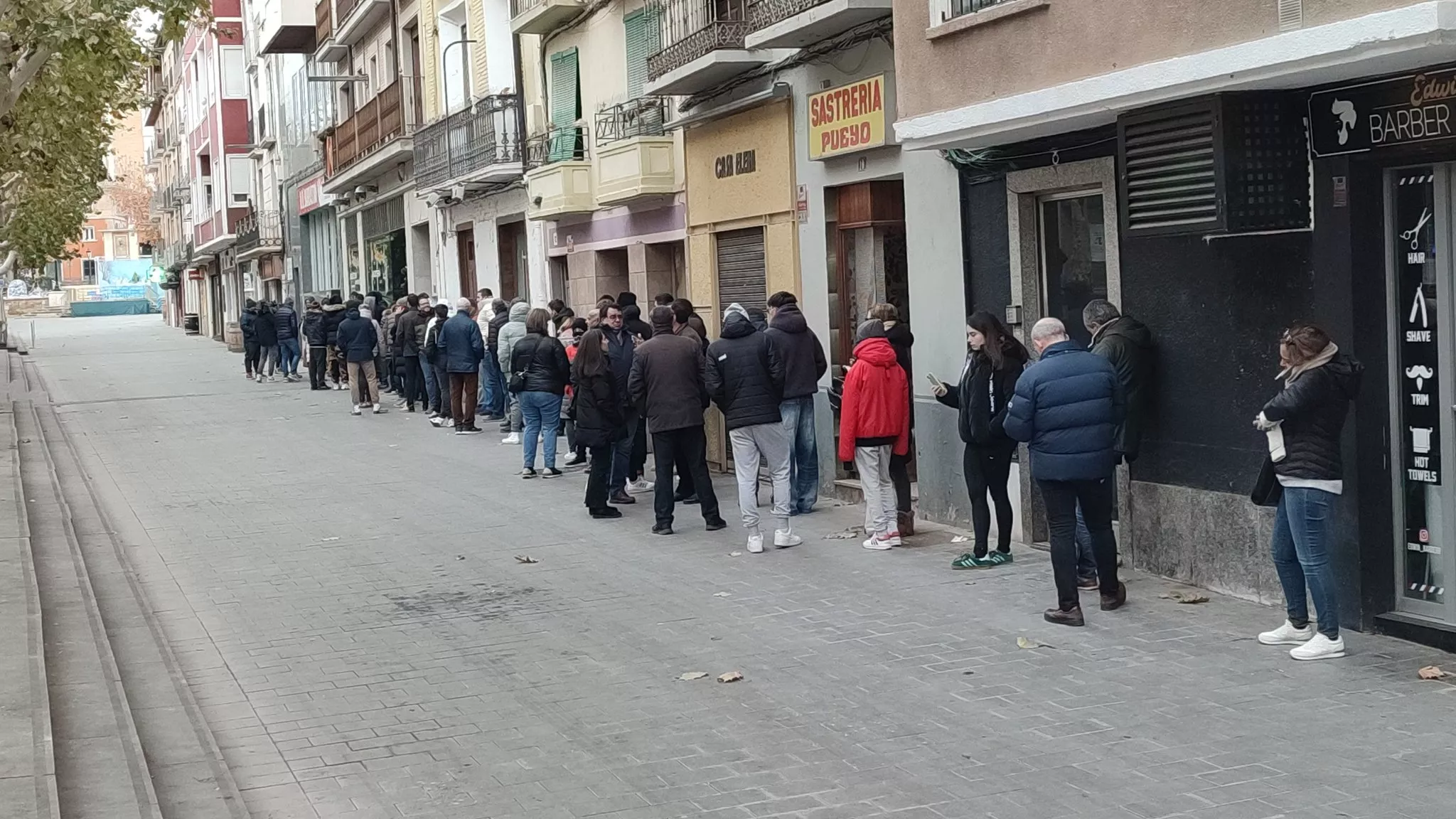 Cola de aficionados en el exterior de la oficina del Coso en Barbastro. Las entradas del Barbastro-Barcelona, a un precio único de 75€ para los no socios