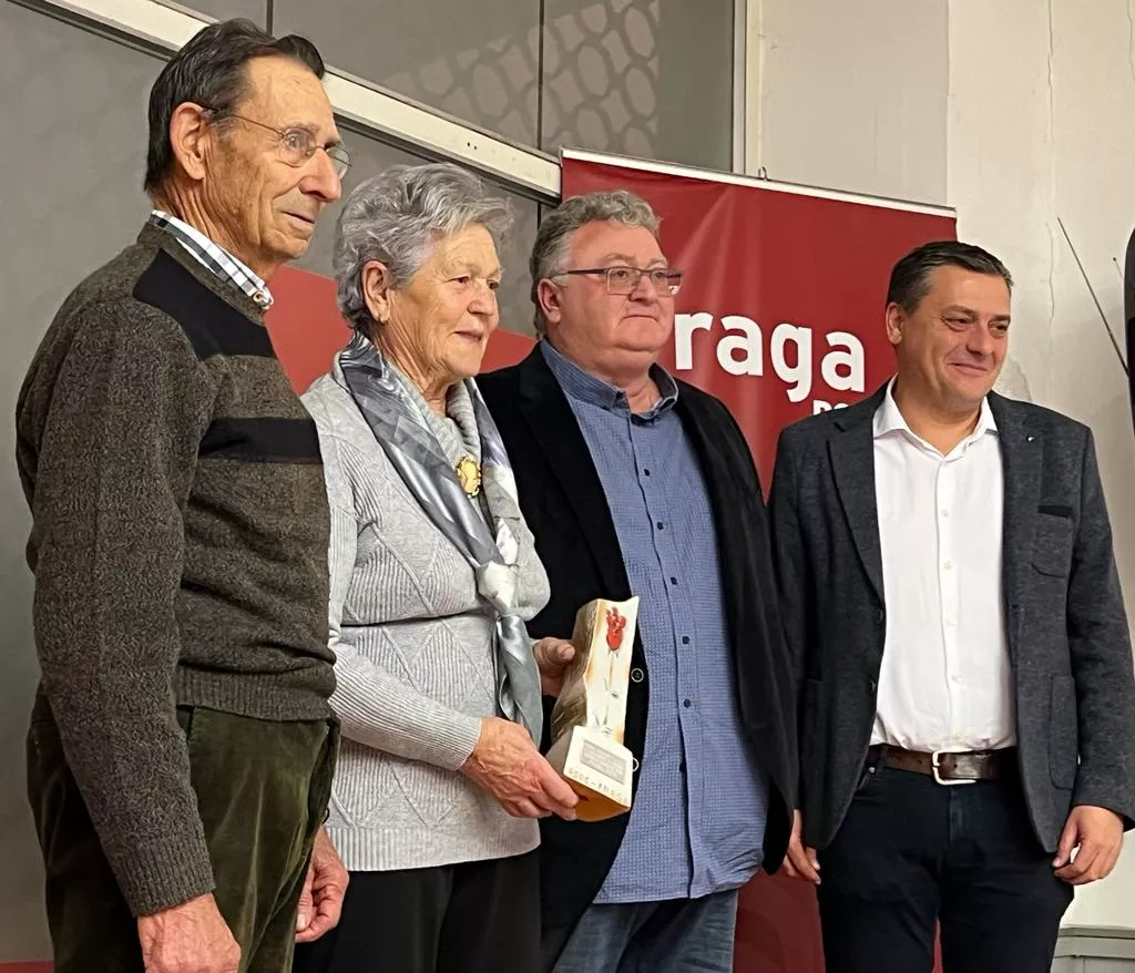 Francisca Pagà, Jerónimo Teruel y Oscar Masot recogen el premio Ernest Lluch de la Agrupación del PSOE.