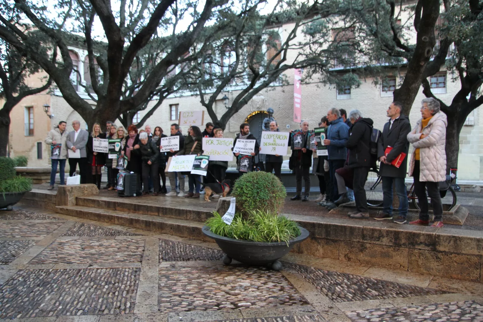 Concentración contra los recortes a la cooperación al desarrollo en Huesca. Foto Carlos Neofato 