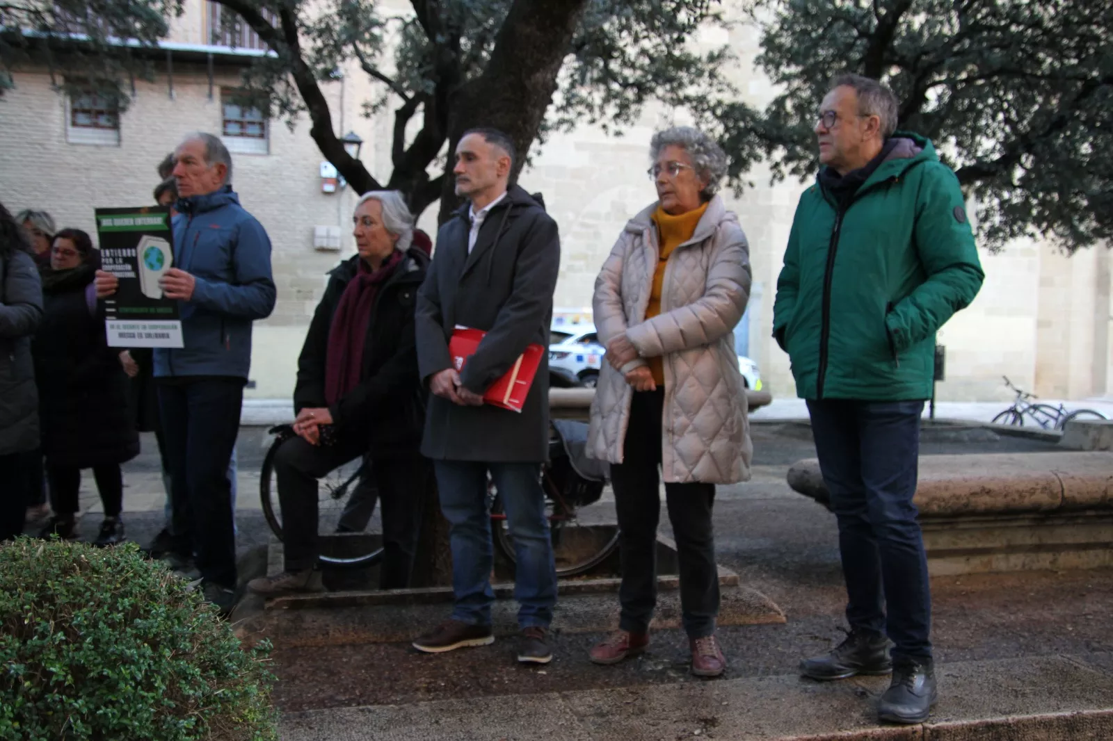 Concentración contra los recortes a la cooperación al desarrollo en Huesca. Foto Carlos Neofato     (2)