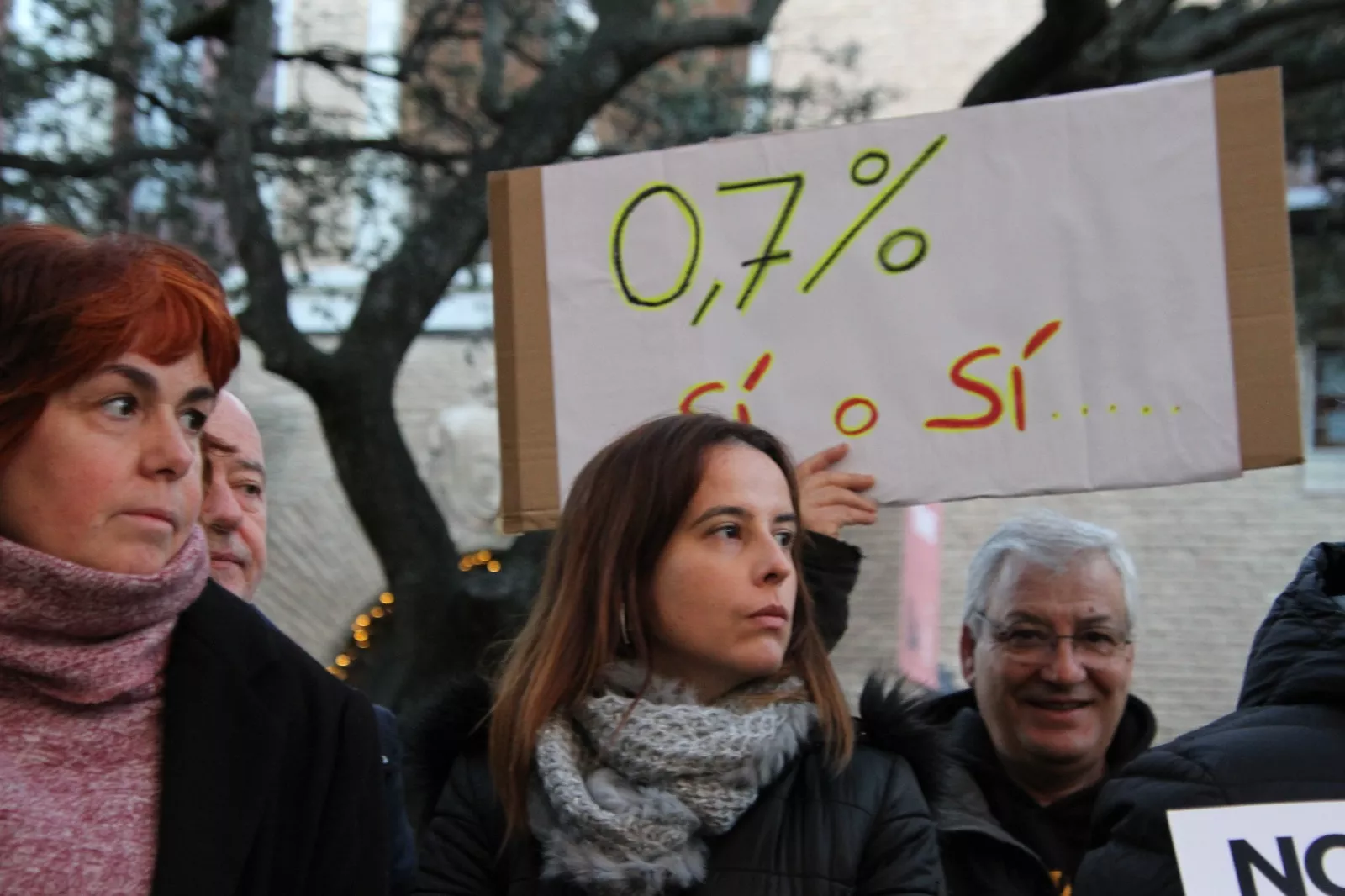 Concentración contra los recortes a la cooperación al desarrollo en Huesca. Foto Carlos Neofato