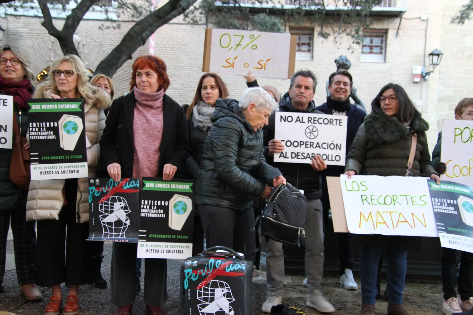 Concentración contra los recortes a la cooperación al desarrollo en Huesca. Foto Carlos Neofato