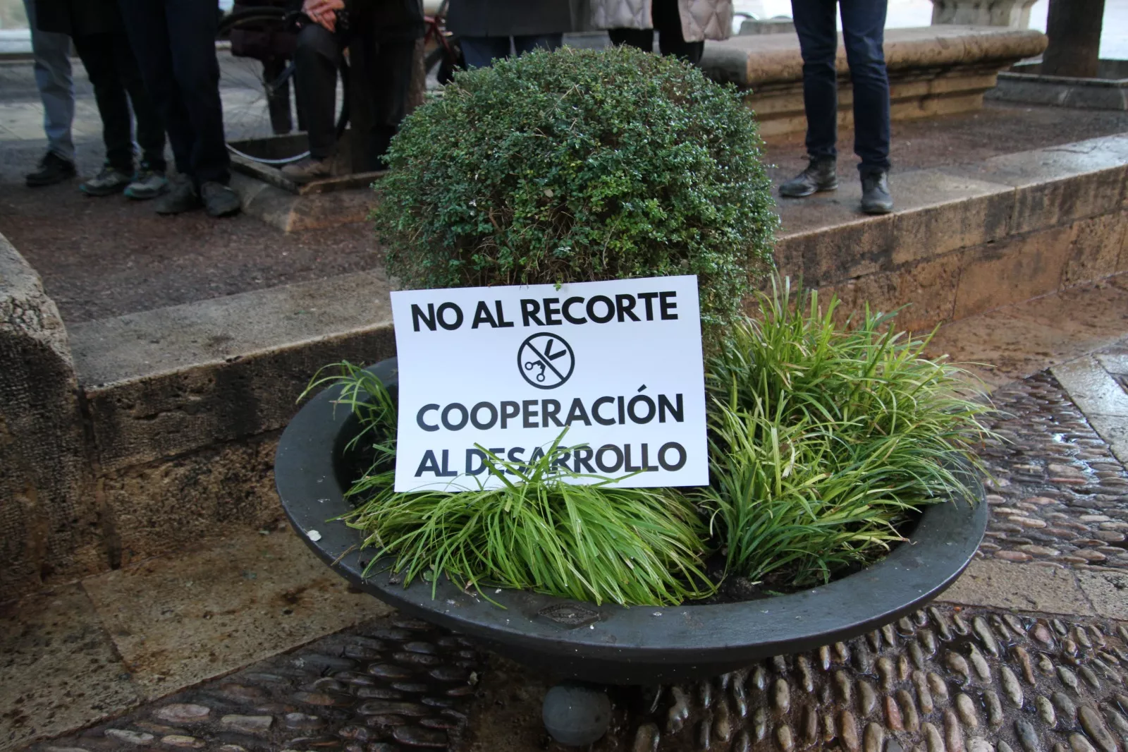 Concentración contra los recortes a la cooperación al desarrollo en Huesca. Foto Carlos Neofato