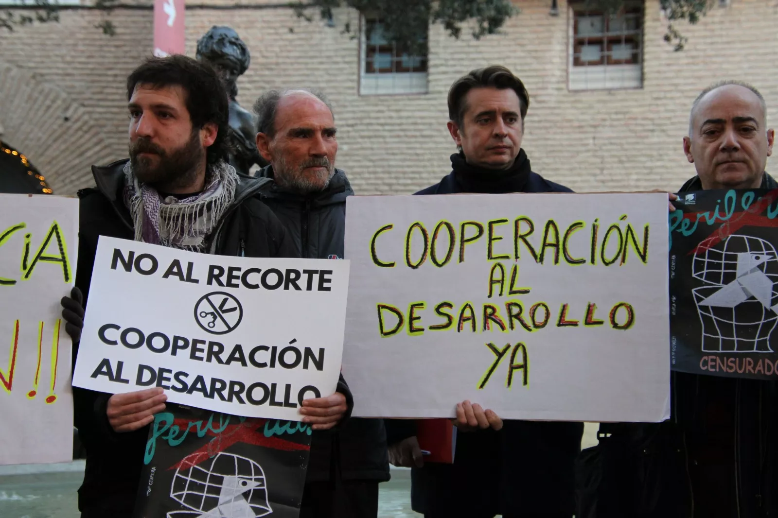 Concentración contra los recortes a la cooperación al desarrollo en Huesca. Foto Carlos Neofato