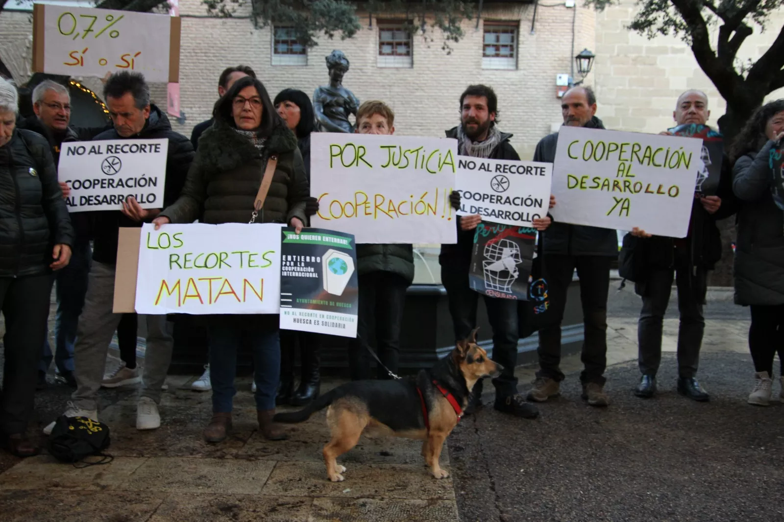 Concentración contra los recortes a la cooperación al desarrollo en Huesca. Foto Carlos Neofato