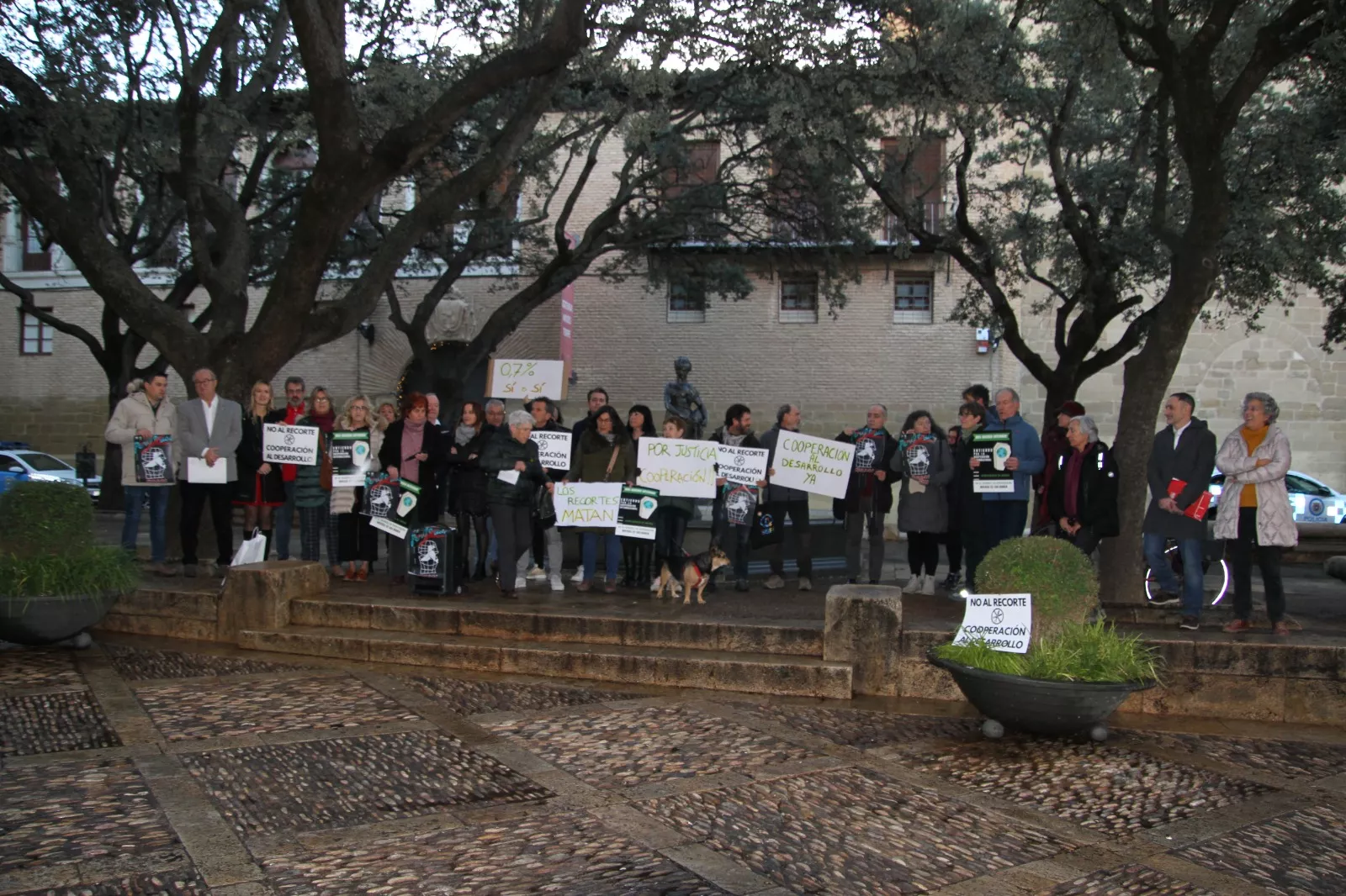 Concentración contra los recortes a la cooperación al desarrollo en Huesca. Foto Carlos Neofato