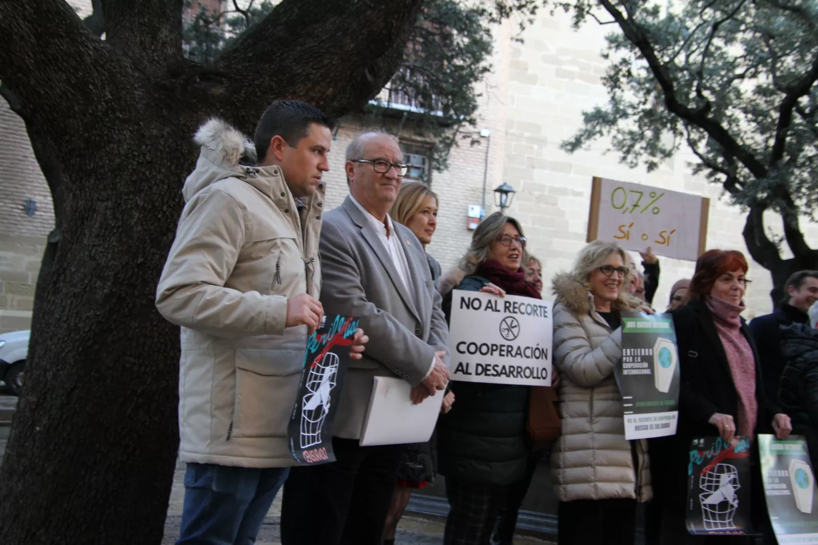 Concentración contra los recortes a la cooperación al desarrollo en Huesca. Foto Carlos Neofato