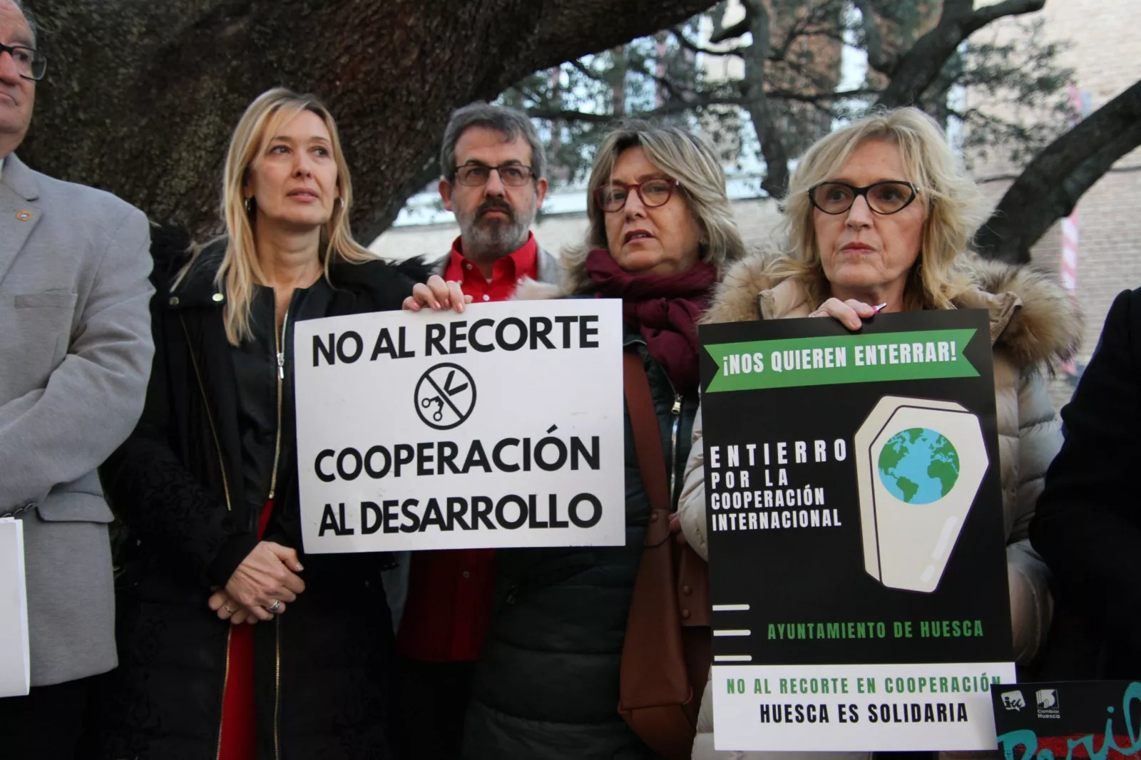 Concentración contra los recortes a la cooperación al desarrollo en Huesca. Foto Carlos Neofato