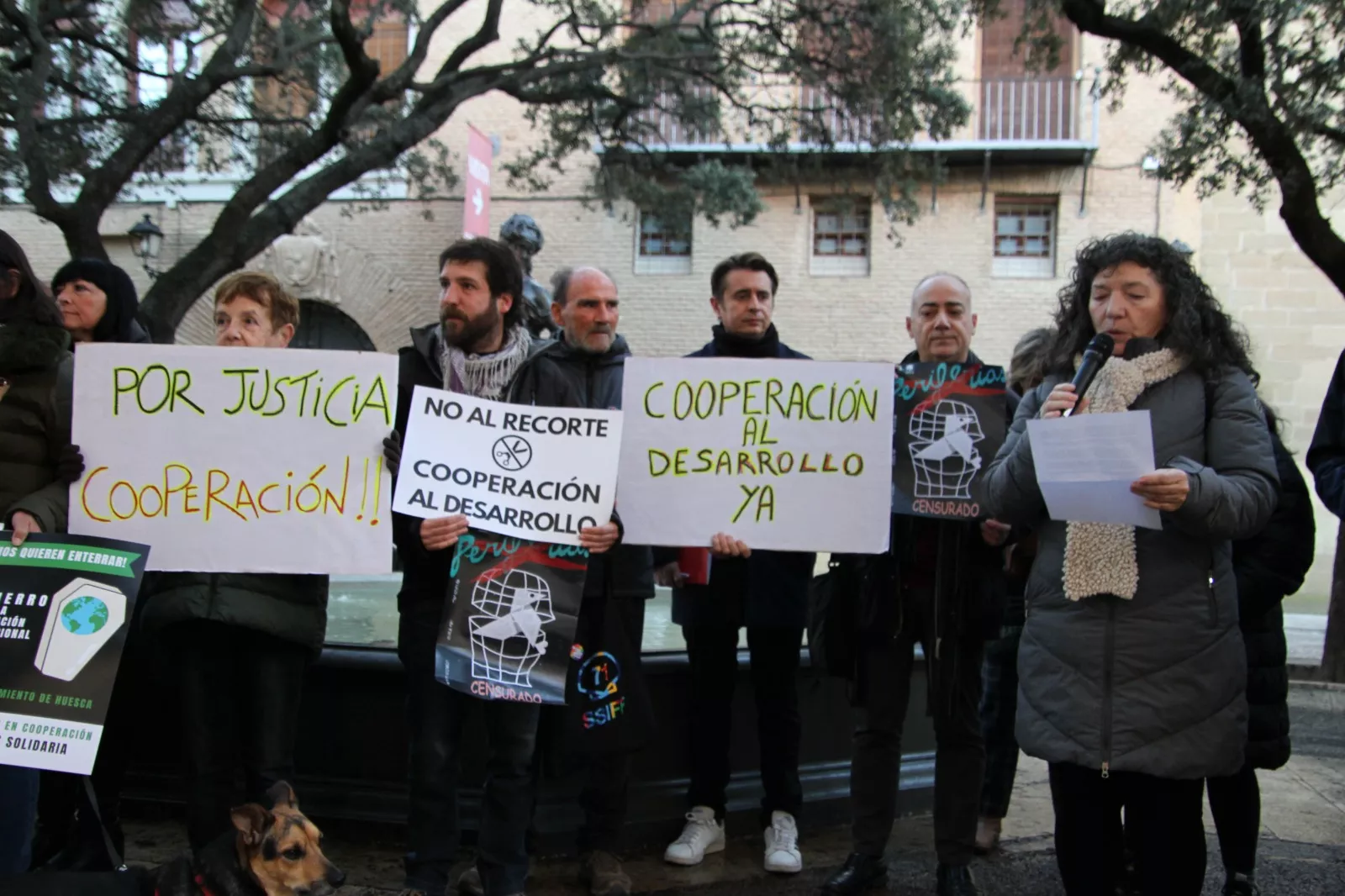 Concentración contra los recortes a la cooperación al desarrollo en Huesca. Foto Carlos Neofato