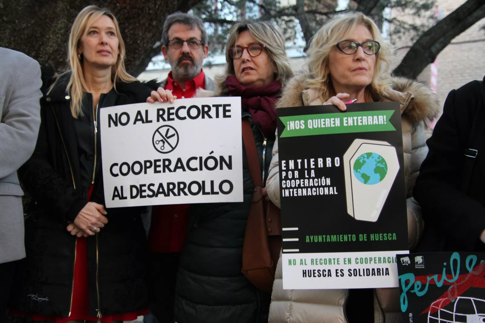 Concentración contra los recortes a la cooperación al desarrollo en Huesca. Foto Carlos Neofato