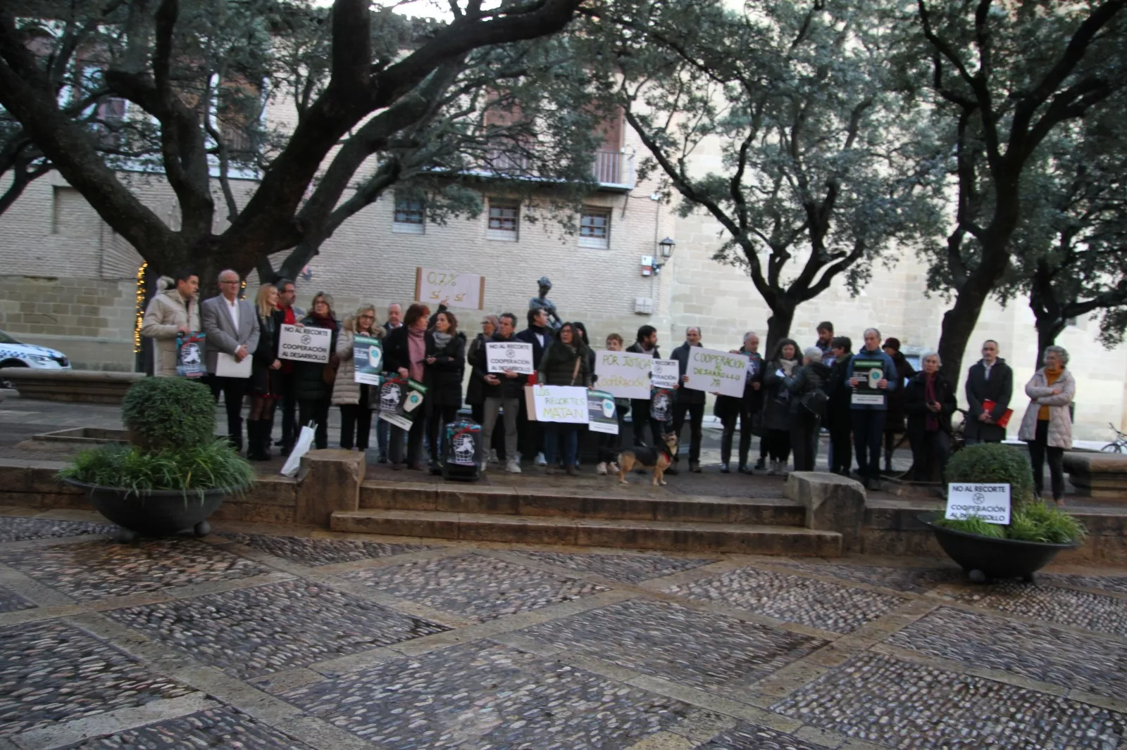 Concentración contra los recortes a la cooperación al desarrollo en Huesca. Foto Carlos Neofato