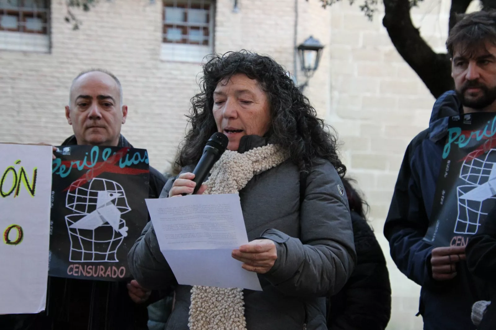 Concentración contra los recortes a la cooperación al desarrollo en Huesca. Foto Carlos Neofato