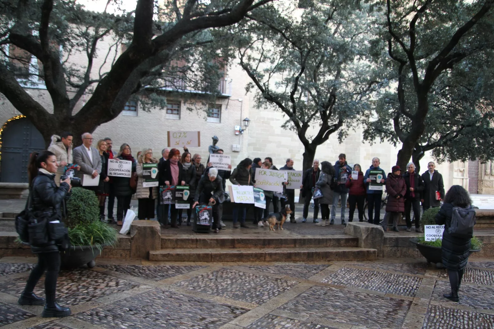 Concentración contra los recortes a la cooperación al desarrollo en Huesca. Foto Carlos Neofato