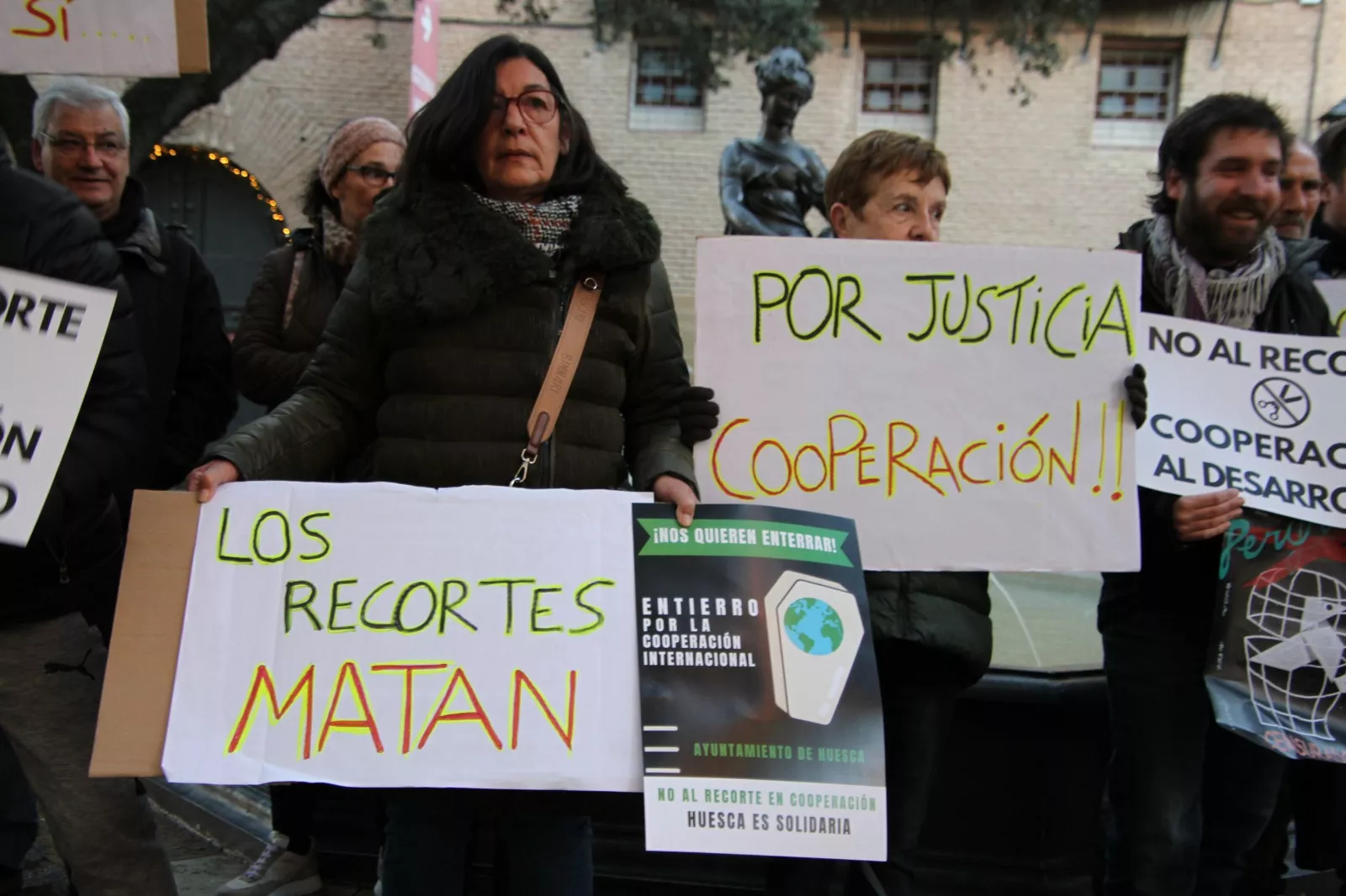 Concentración contra los recortes a la cooperación al desarrollo en Huesca. Foto Carlos Neofato