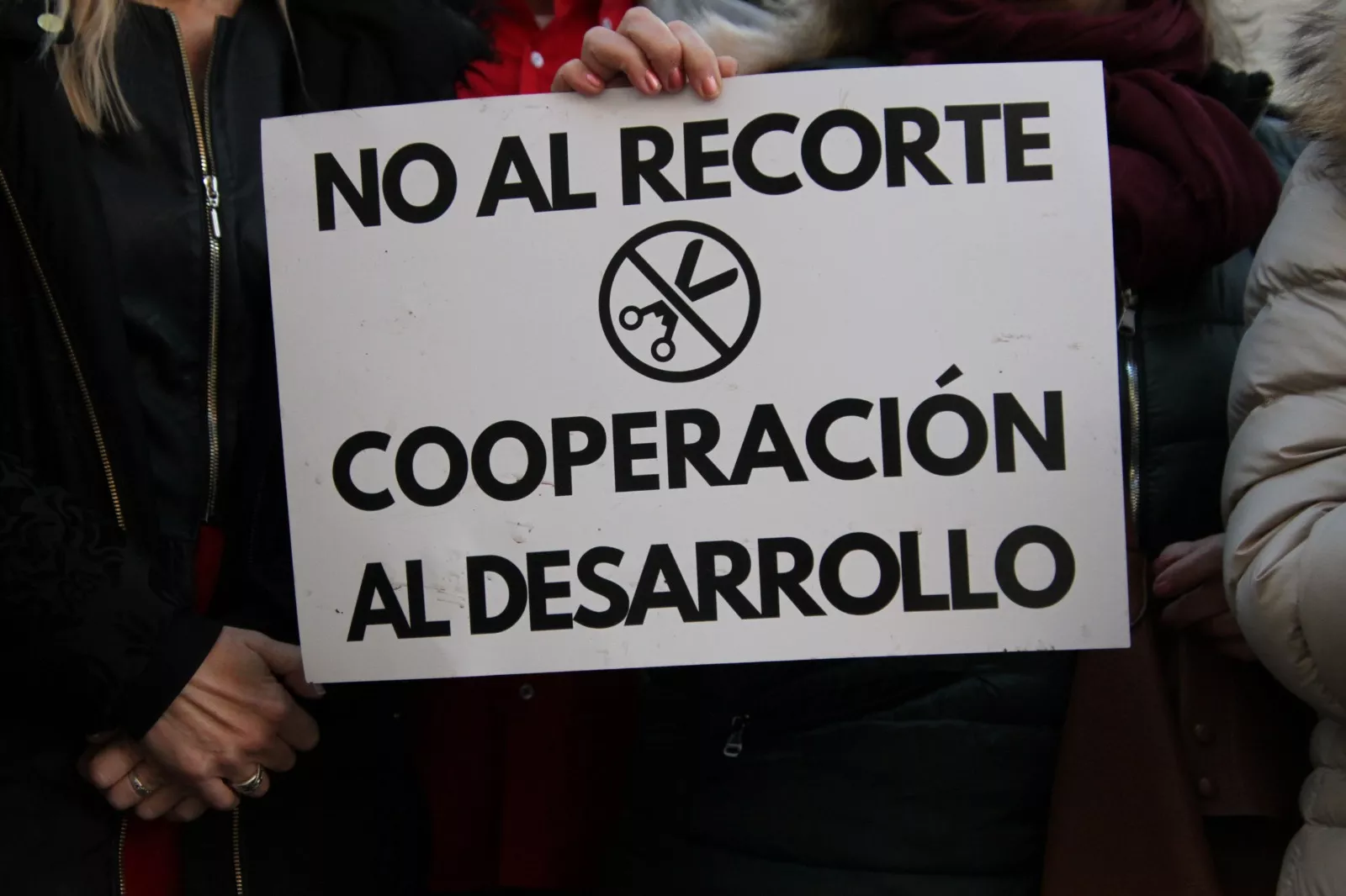 Cartel de una concentración contra los recortes a la cooperación al desarrollo en Huesca. Foto Carlos Neofato
