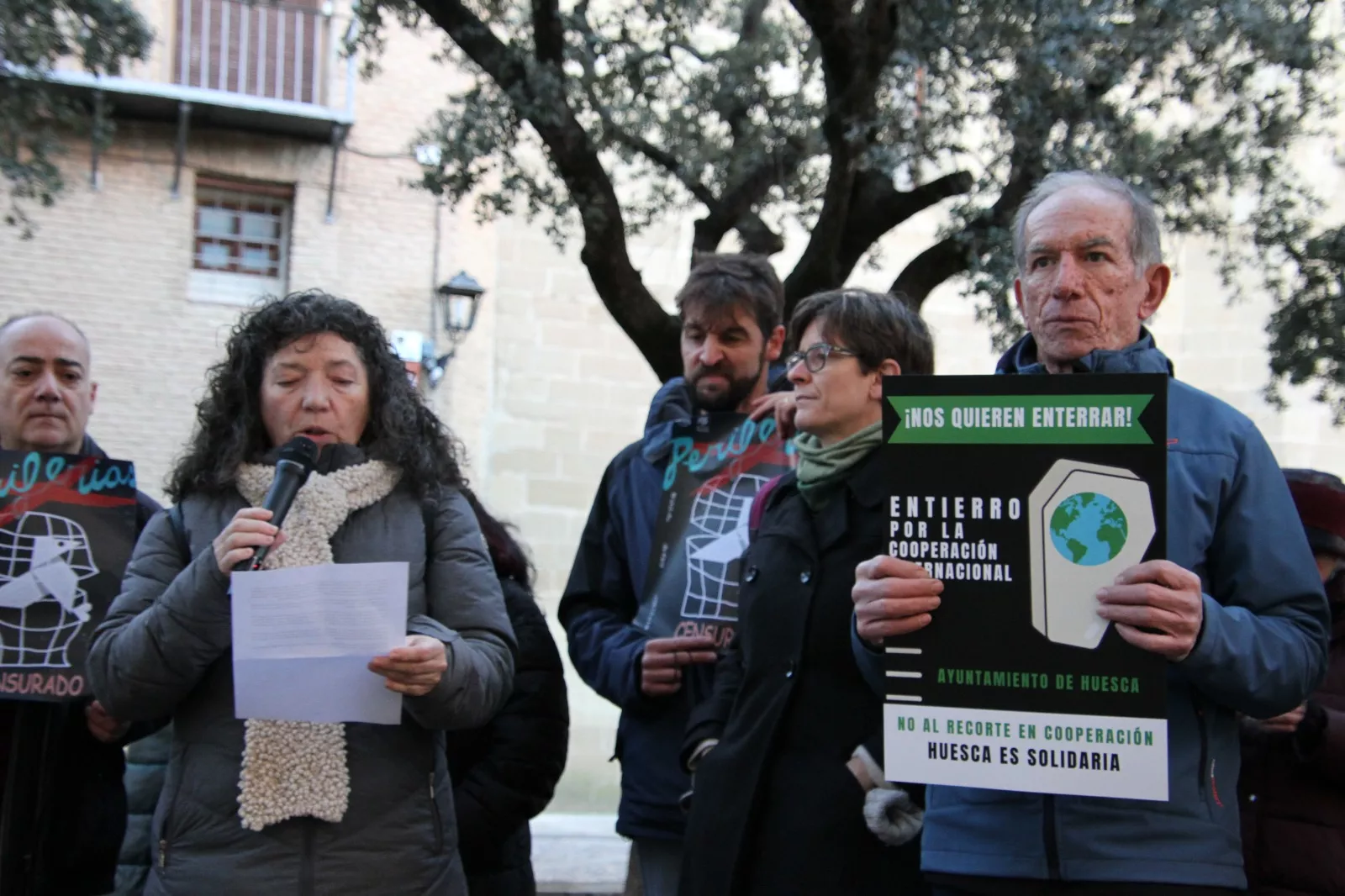 Concentración contra los recortes a la cooperación al desarrollo en Huesca. Foto Carlos Neofato