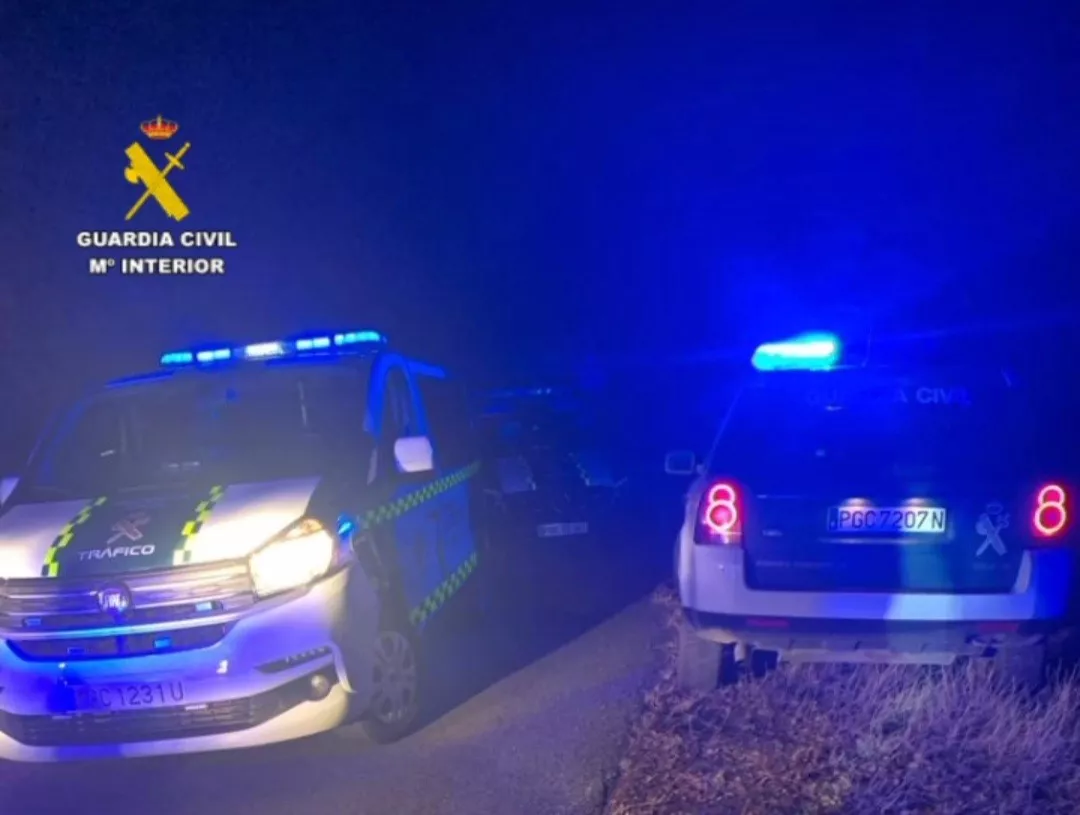 Patrullas de la Guardia Civil en el lugar donde se ha producido un accidente de tráfico mortal en La Fueva. Patrullas de la Guardia Civil en el lugar donde se ha producido un accidente de tráfico mortal en La Fueva.