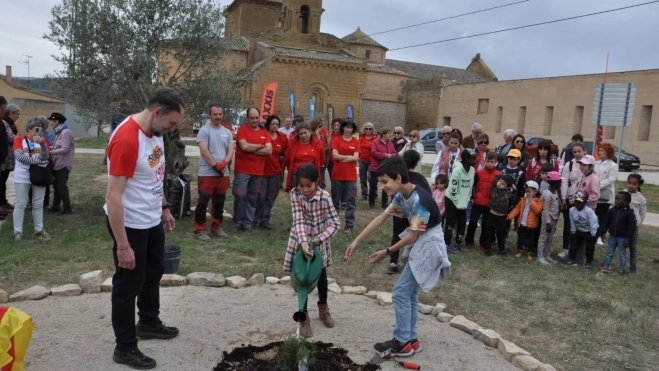 Juan Yzuel junto a alumnos en la plantación de una sabina junto al monasterio. Juan Yzuel junto a alumnos en la plantación de una sabina junto al monasterio.