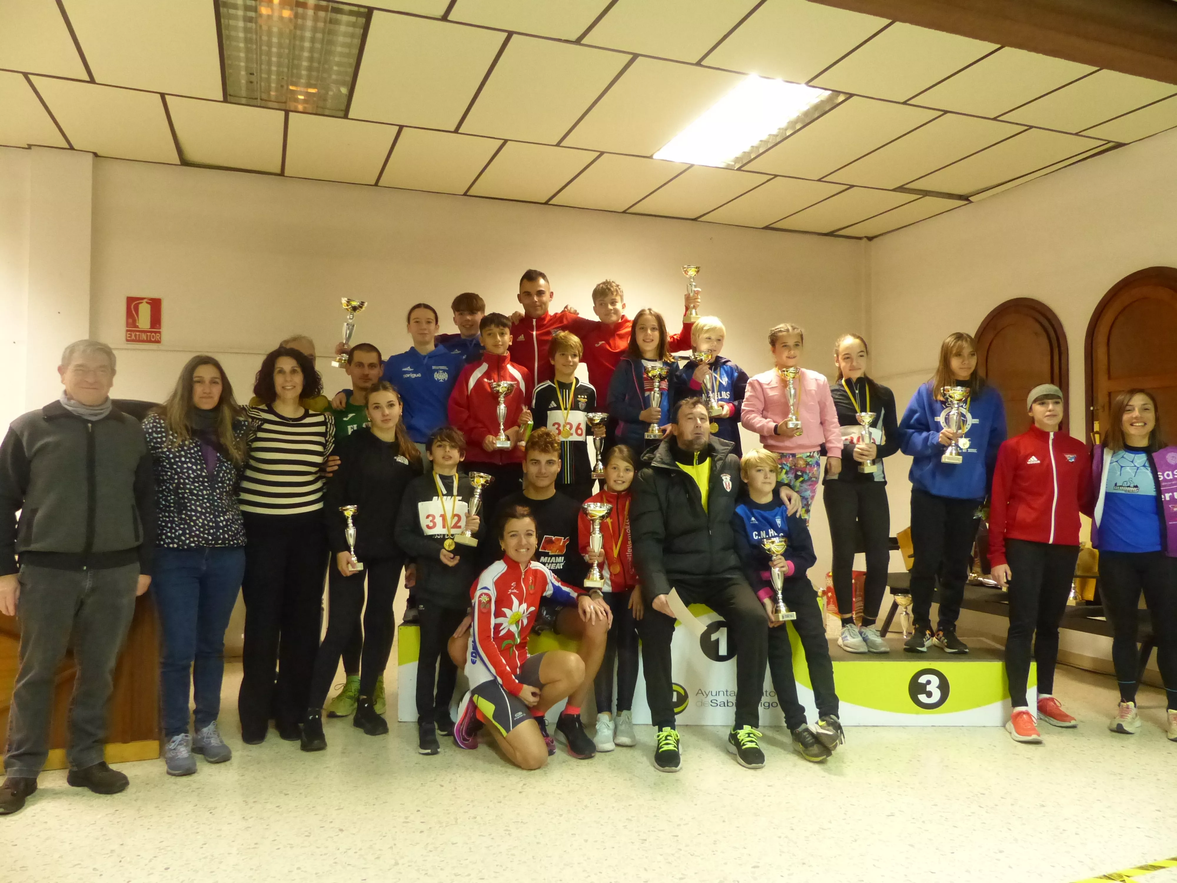 Foto de familia de premiados en la San Silvestre de Puente Sardas del año pasado. Foto: Andrés Alcaraz