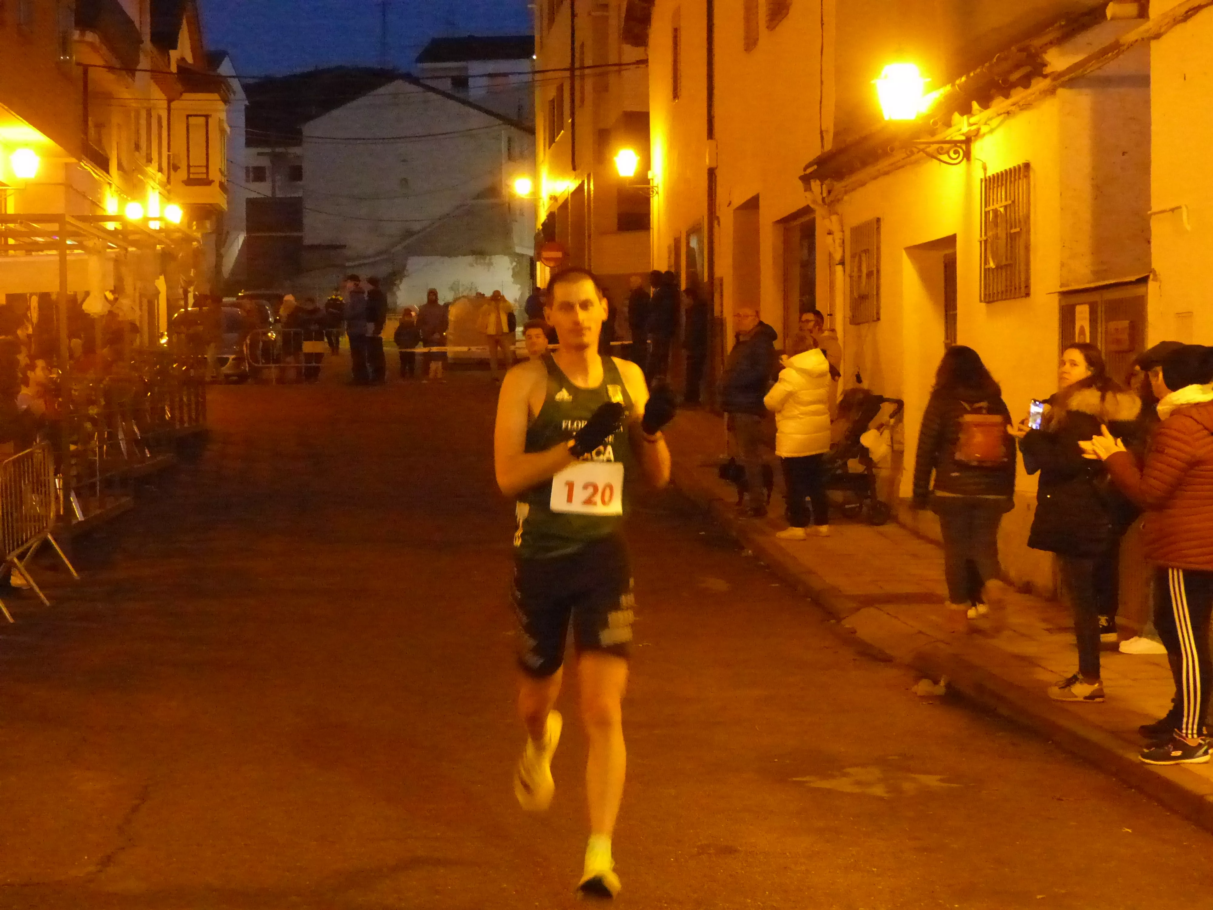El ganador entrando en meta. Foto: Andrés Alcaraz