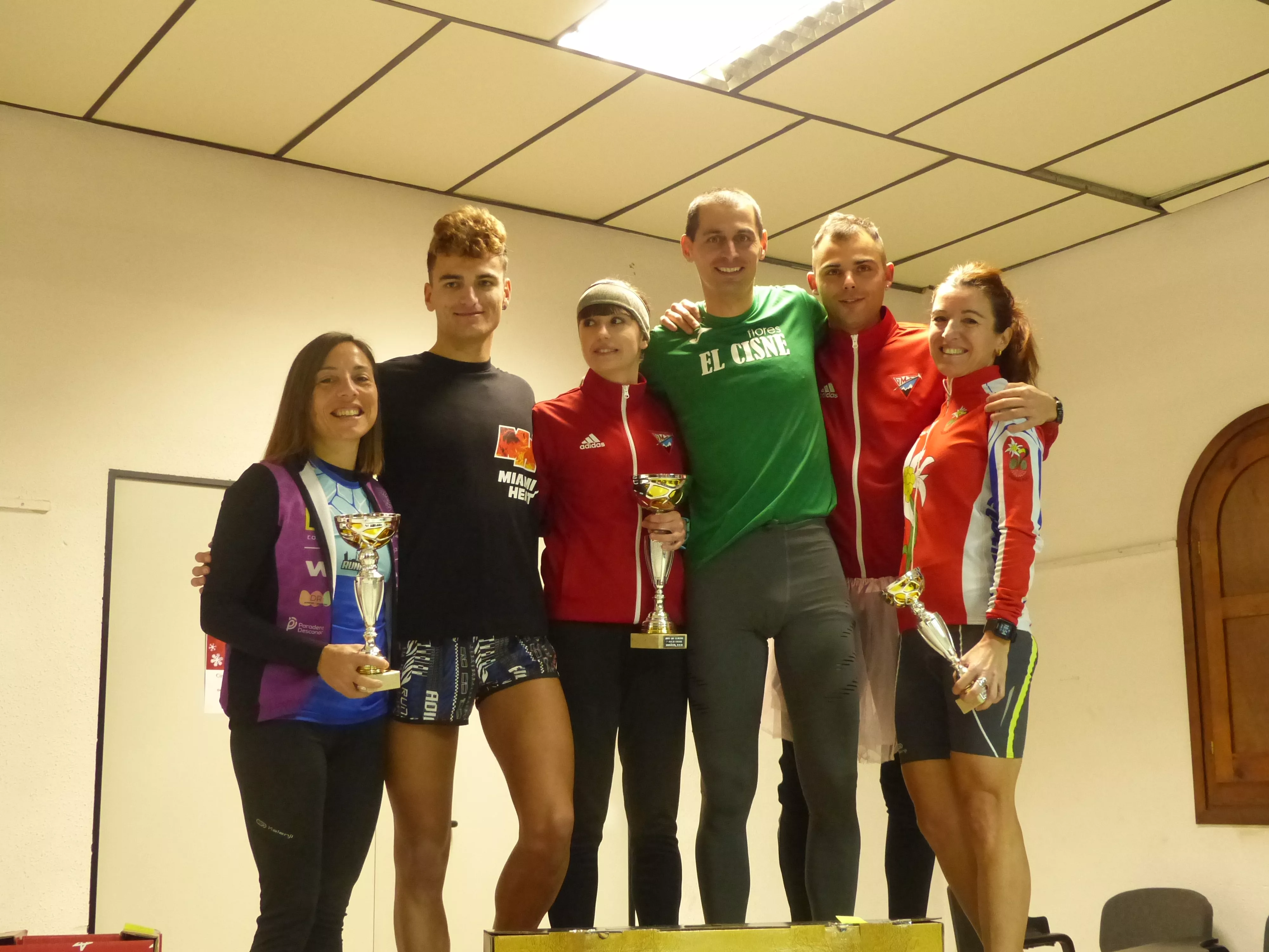 Podio masculino y femenino Popular. Foto: Andrés Alcaraz