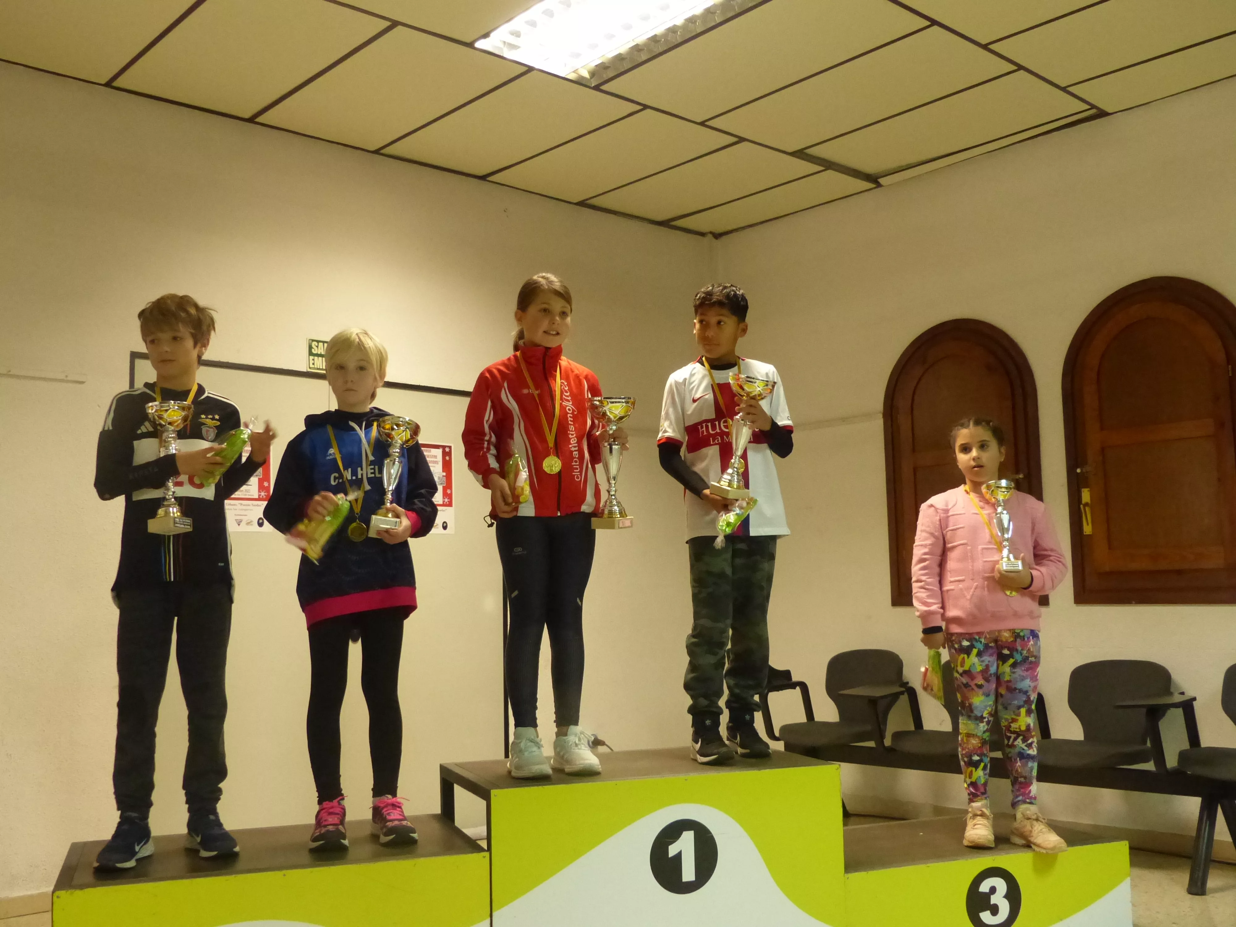 Podio benjamín masculino y femenino. Foto: Andrés Alcaraz