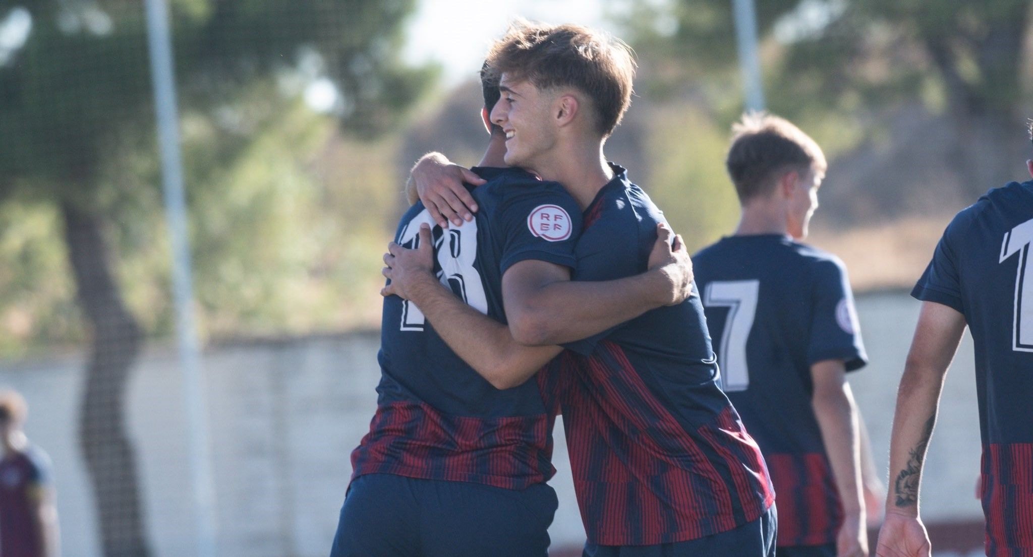Jugadores azulgranas se abrazan tras un gol