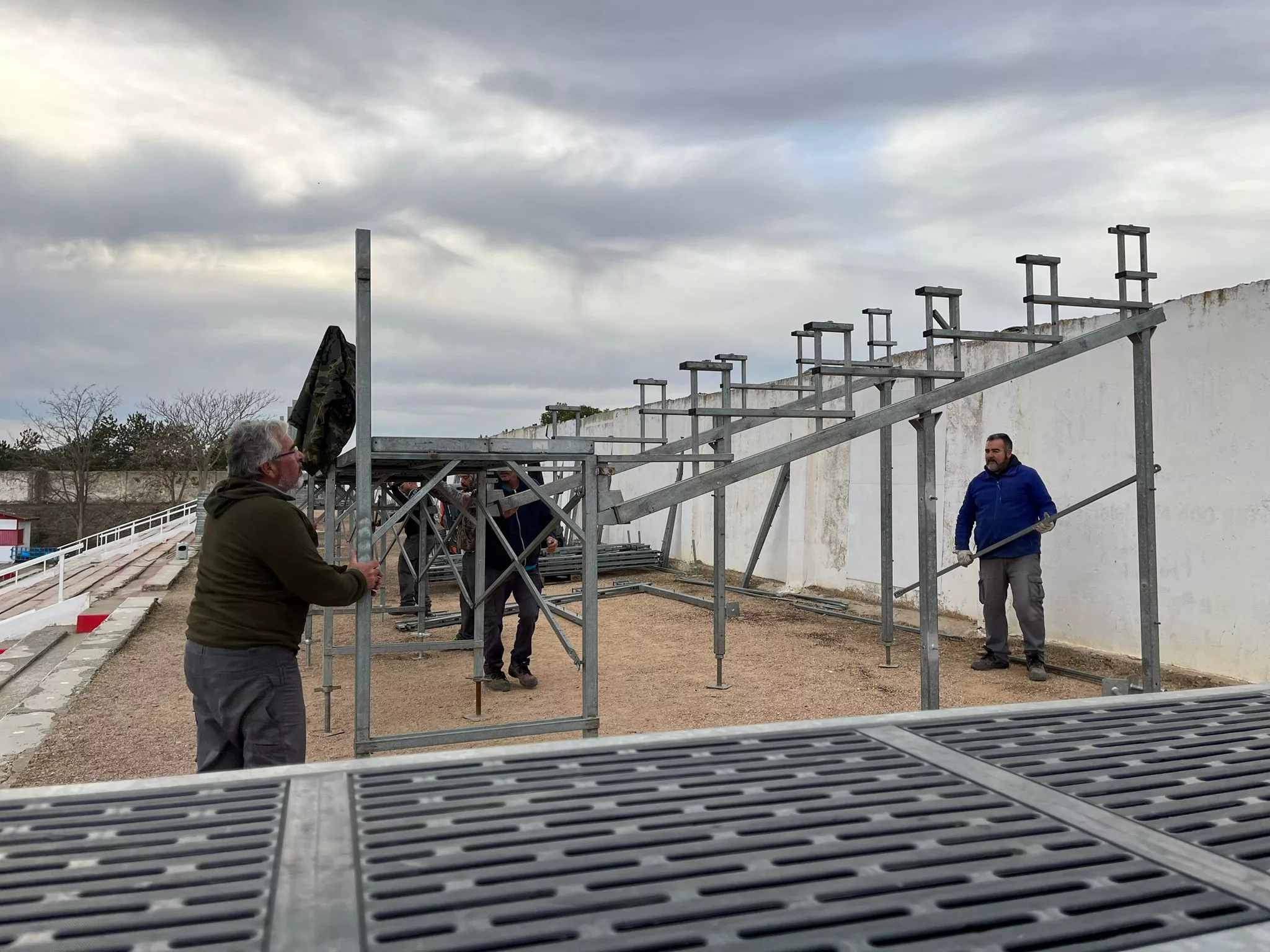 Montaje de las gradas supletorias en el Municipal de Barbastro. Andamios, 18 cámaras y un despliegue sin igual: estos son los secretos del Barbastro-Barcelona