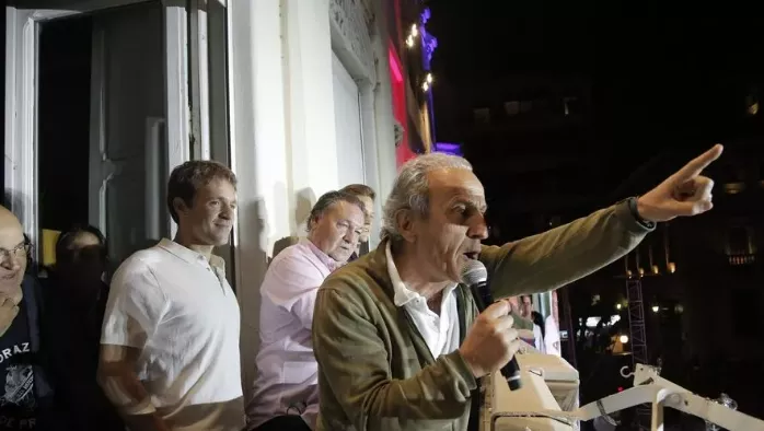 Petón, desde el balcón del Casino, celebra el ascenso a Primera División del Huesca.