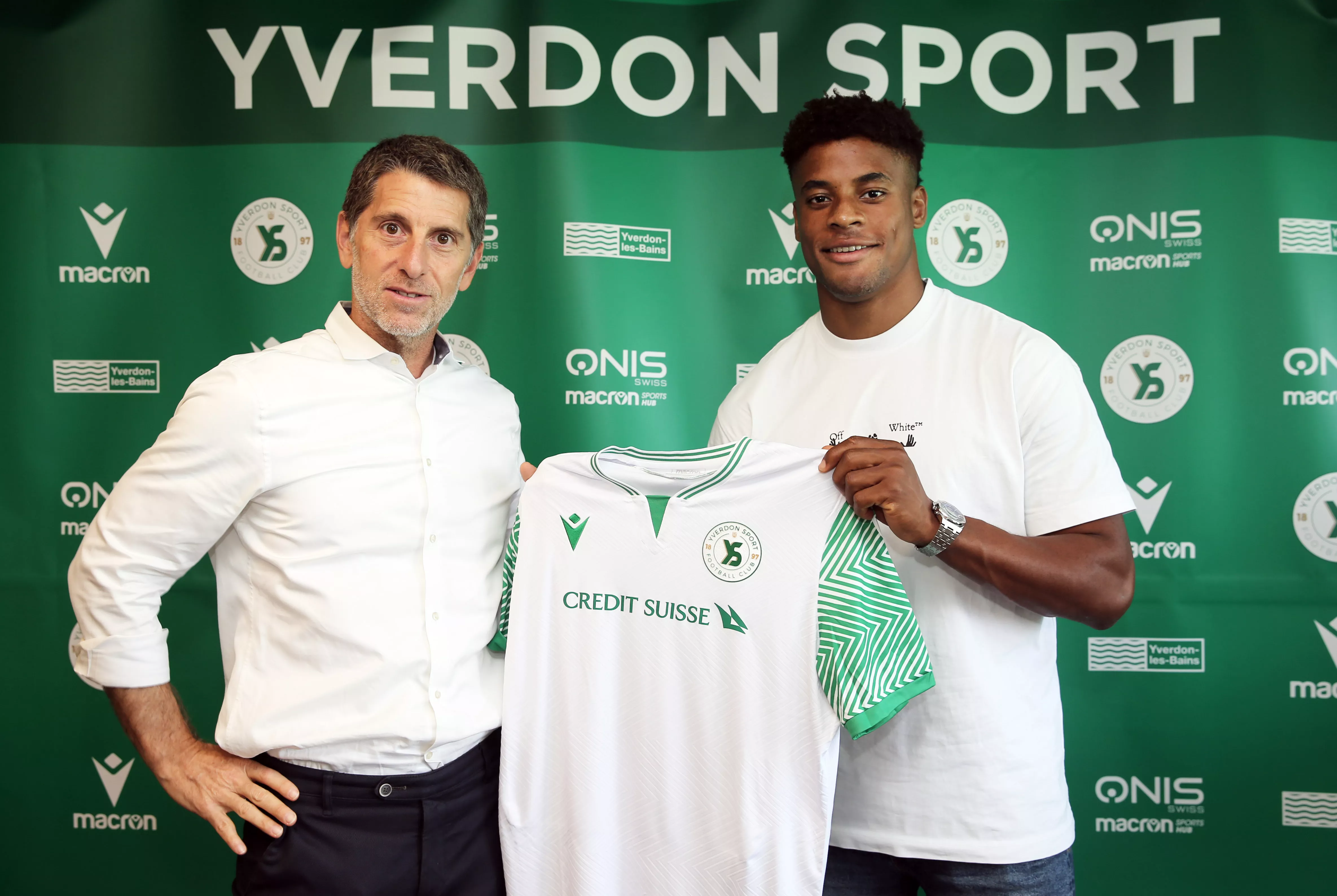 Kevin Carlos, jugador del Yverdon, el día de su presentación con el equipo suizo.