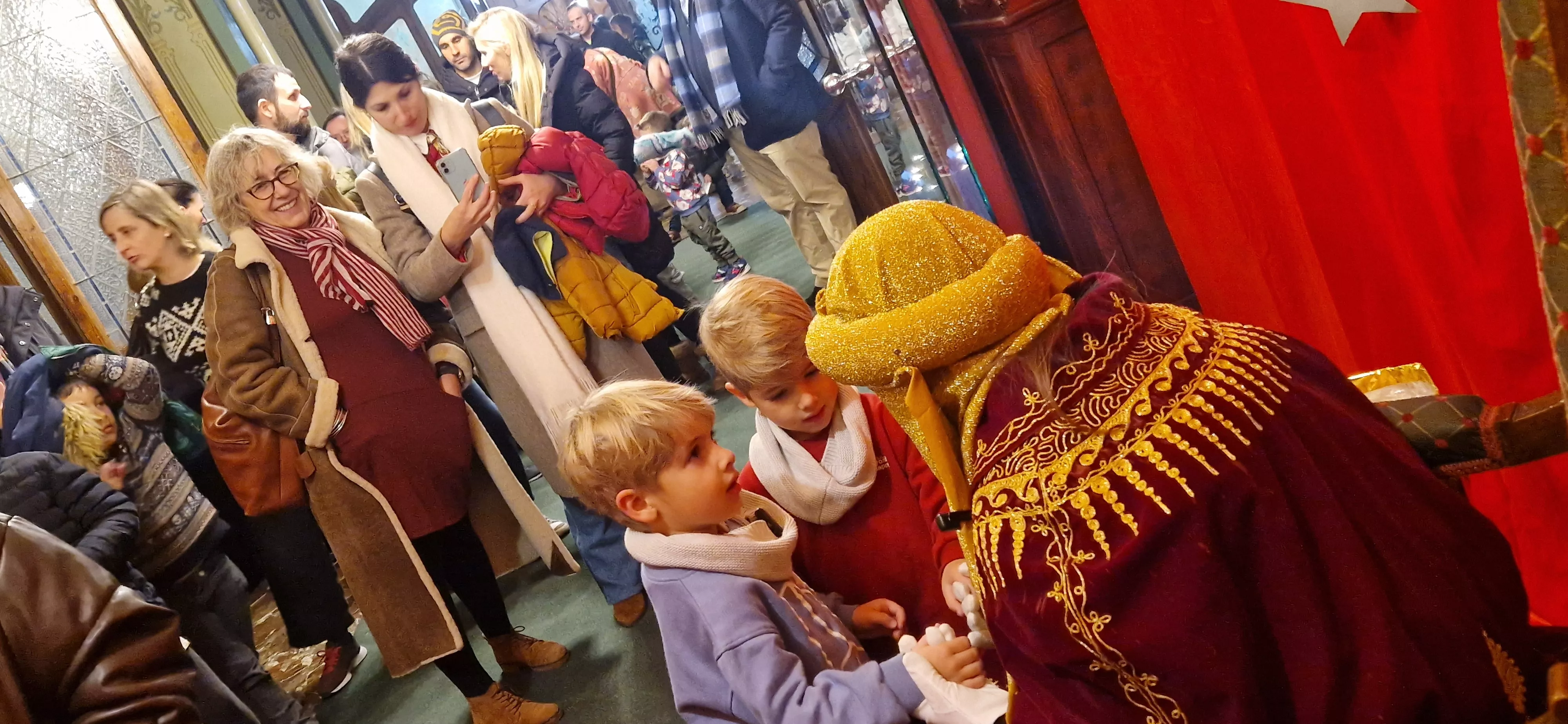 Los Pajes de los Reyes Magos han recogido las cartas de niñas y niños. Foto Myriam Martínez 