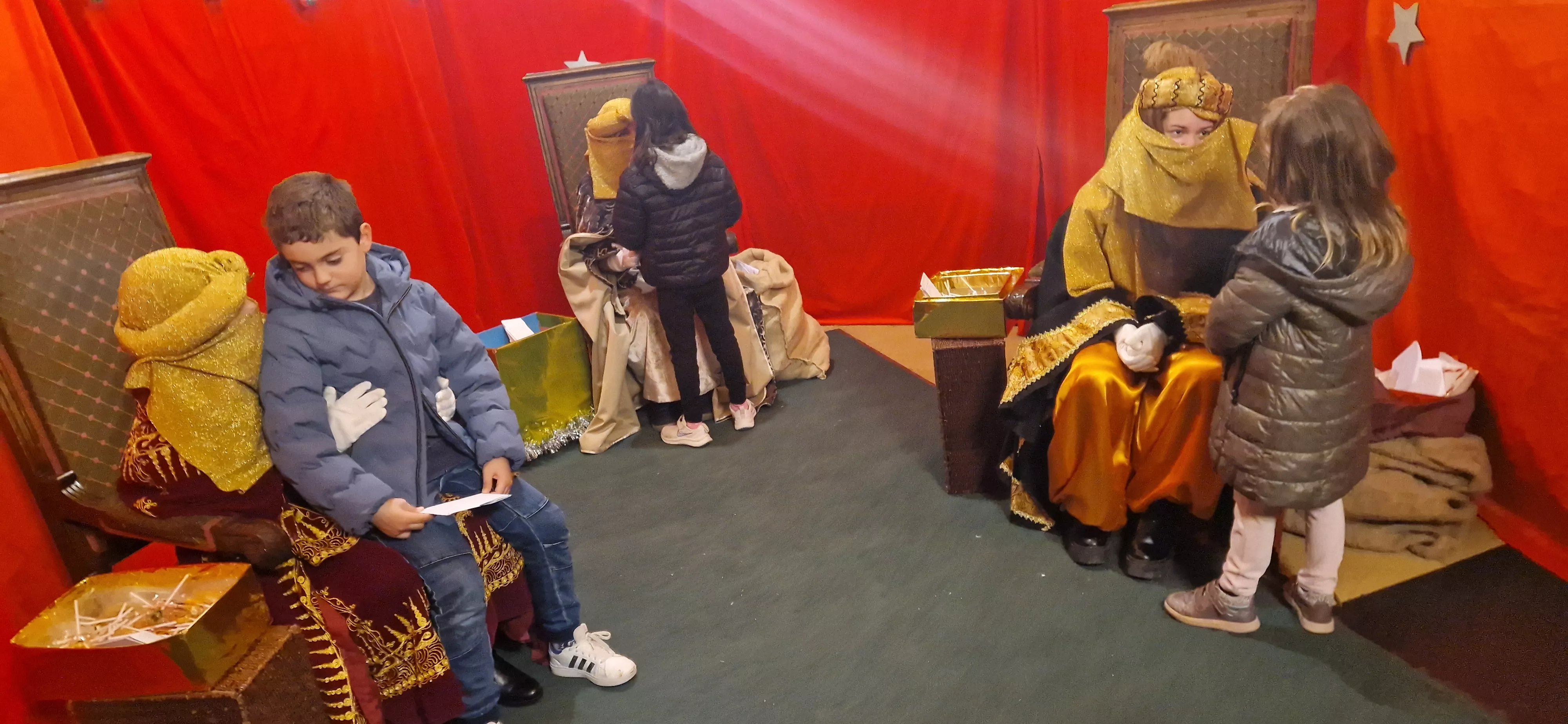 Los Pajes de los Reyes Magos han recogido las cartas de niñas y niños. Foto Myriam Martínez 