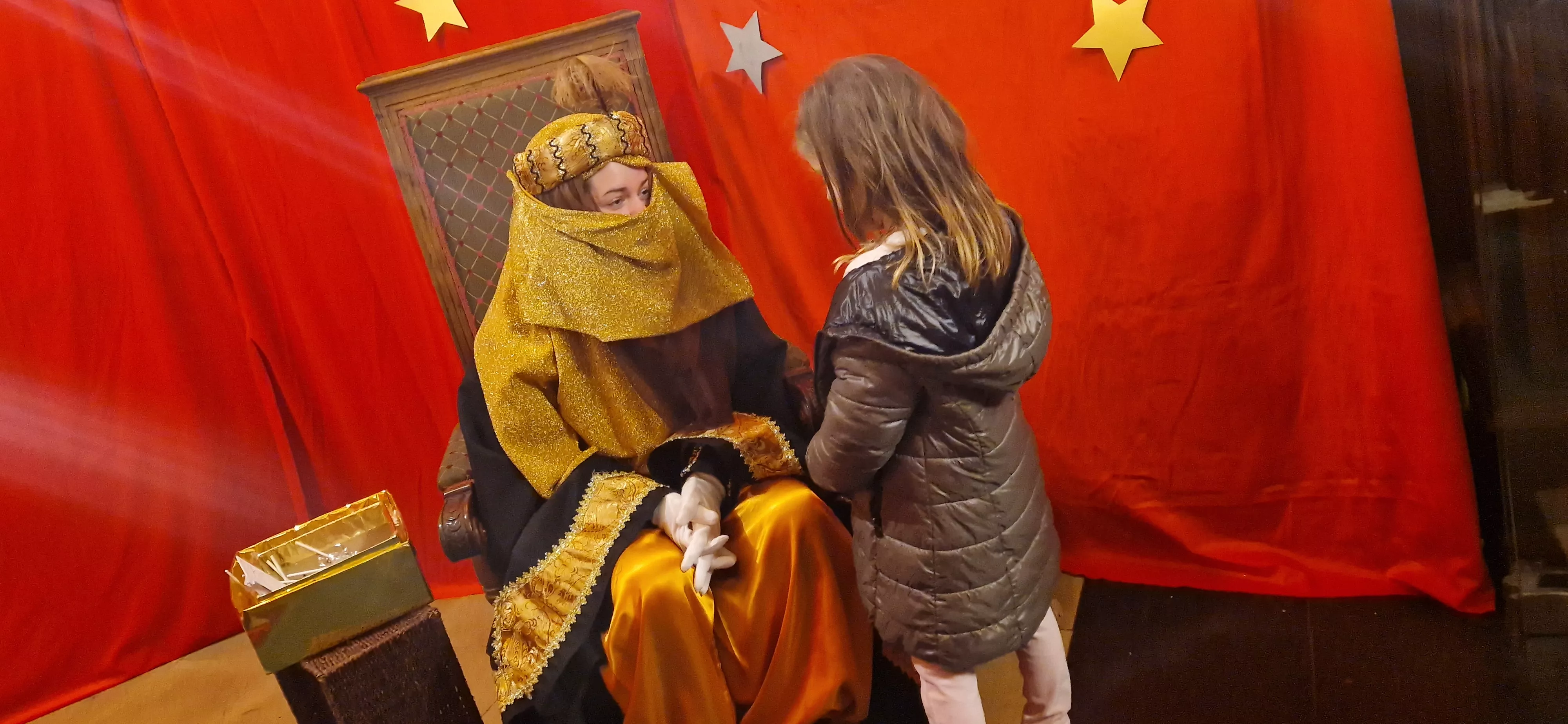 Los Pajes de los Reyes Magos han recogido las cartas de niñas y niños. Foto Myriam Martínez 