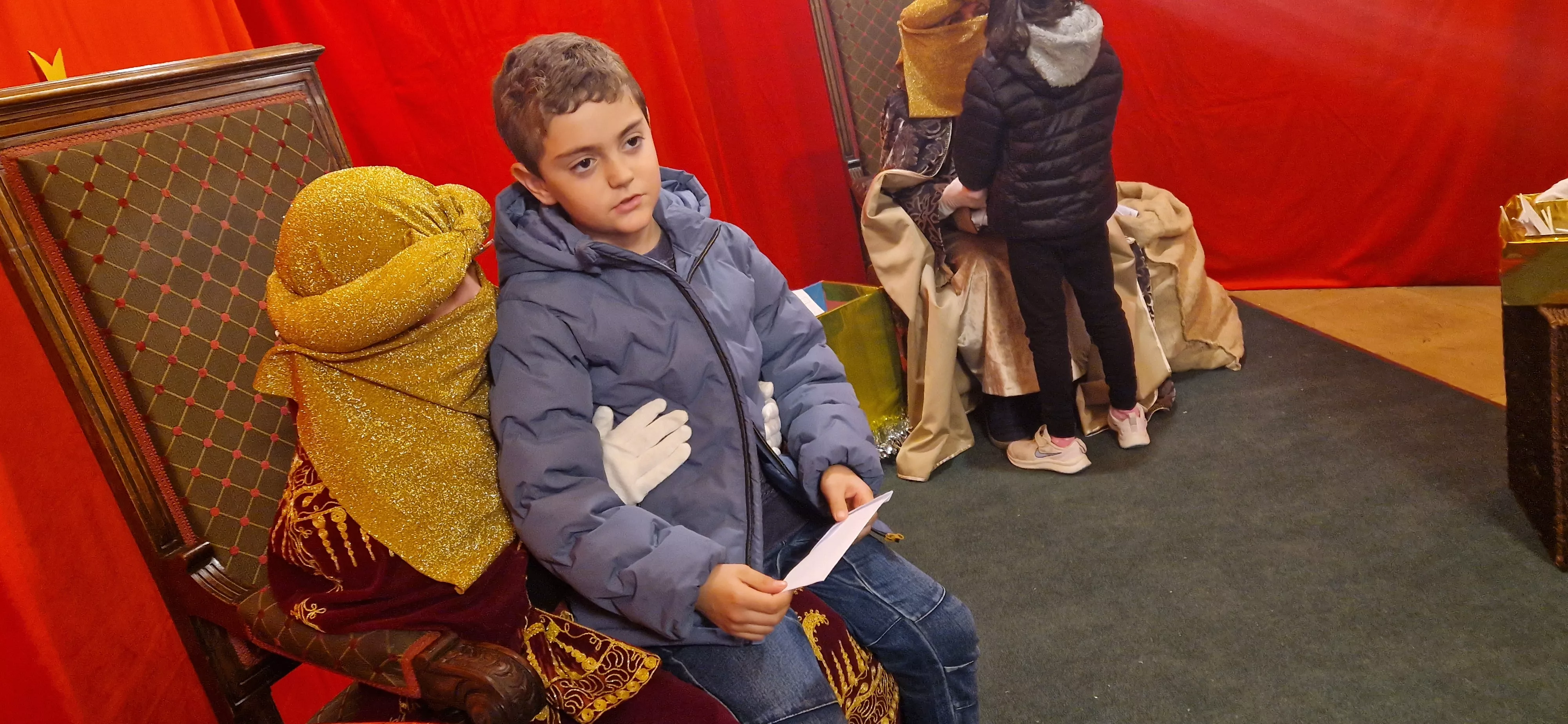 Los Pajes de los Reyes Magos han recogido las cartas de niñas y niños. Foto Myriam Martínez 