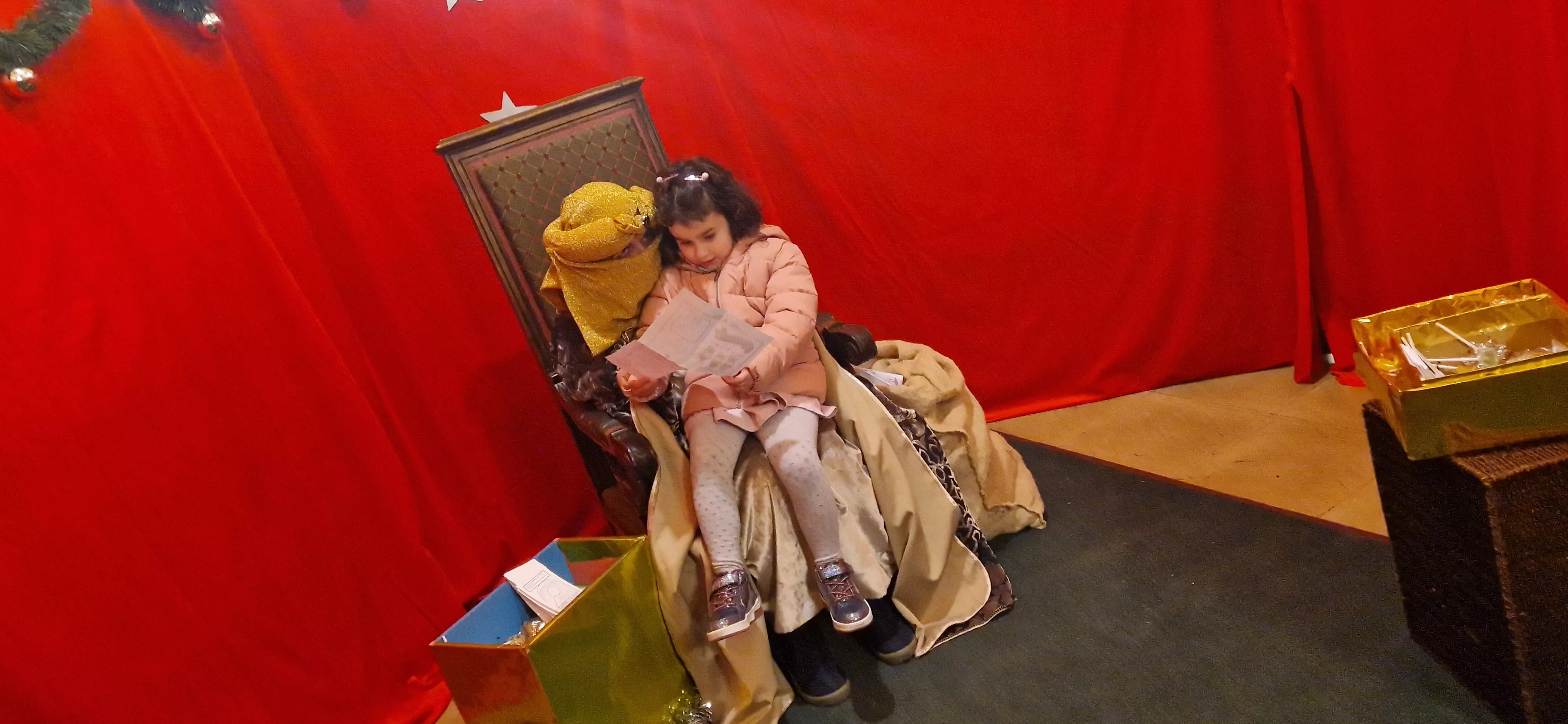 Los Pajes de los Reyes Magos han recogido las cartas de niñas y niños. Foto Myriam Martínez 