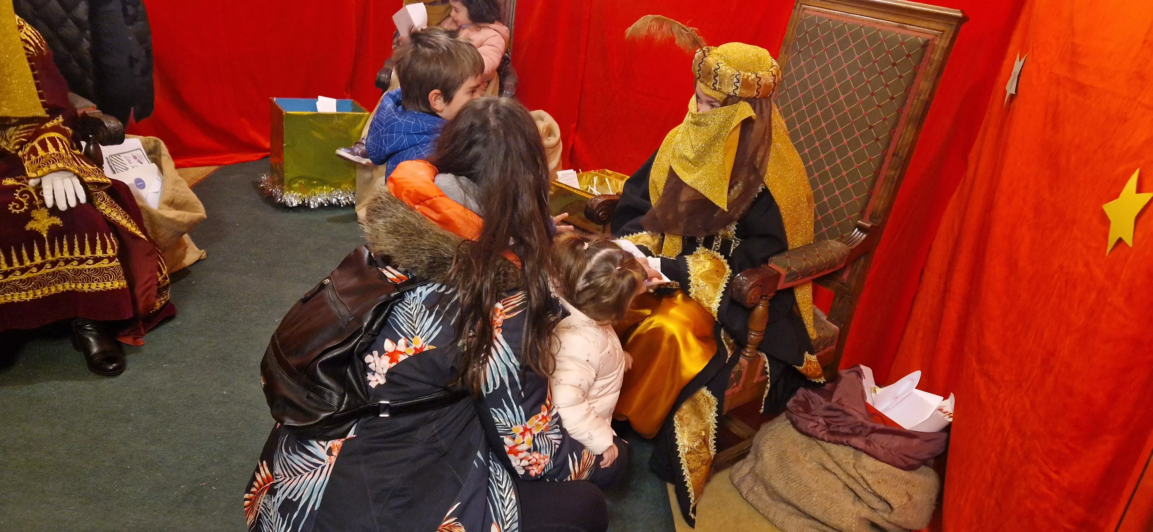 Los Pajes de los Reyes Magos han recogido las cartas de niñas y niños. Foto Myriam Martínez 