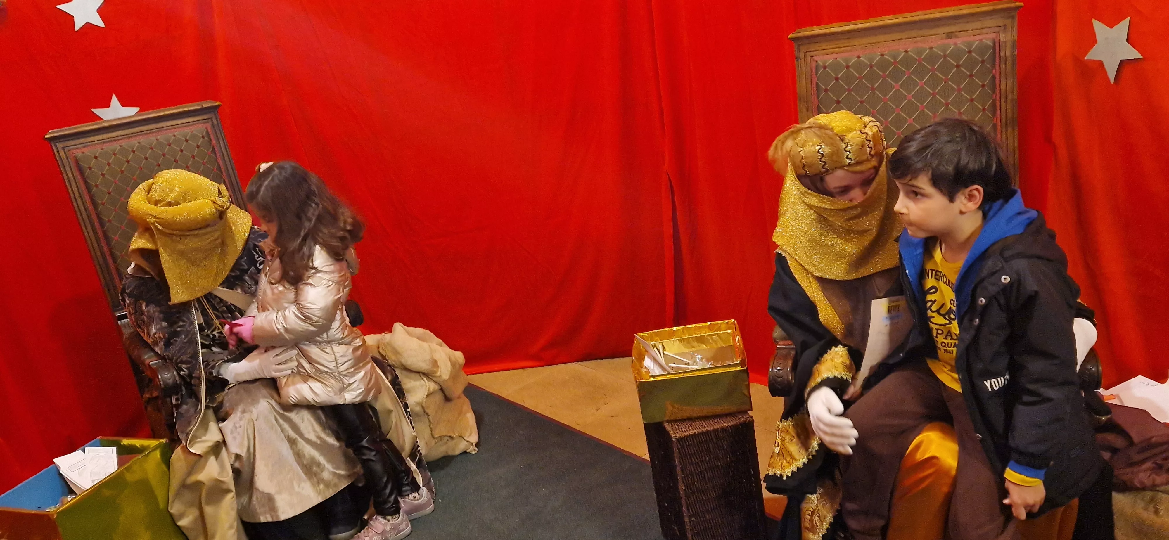 Los Pajes de los Reyes Magos han recogido las cartas de niñas y niños. Foto Myriam Martínez 