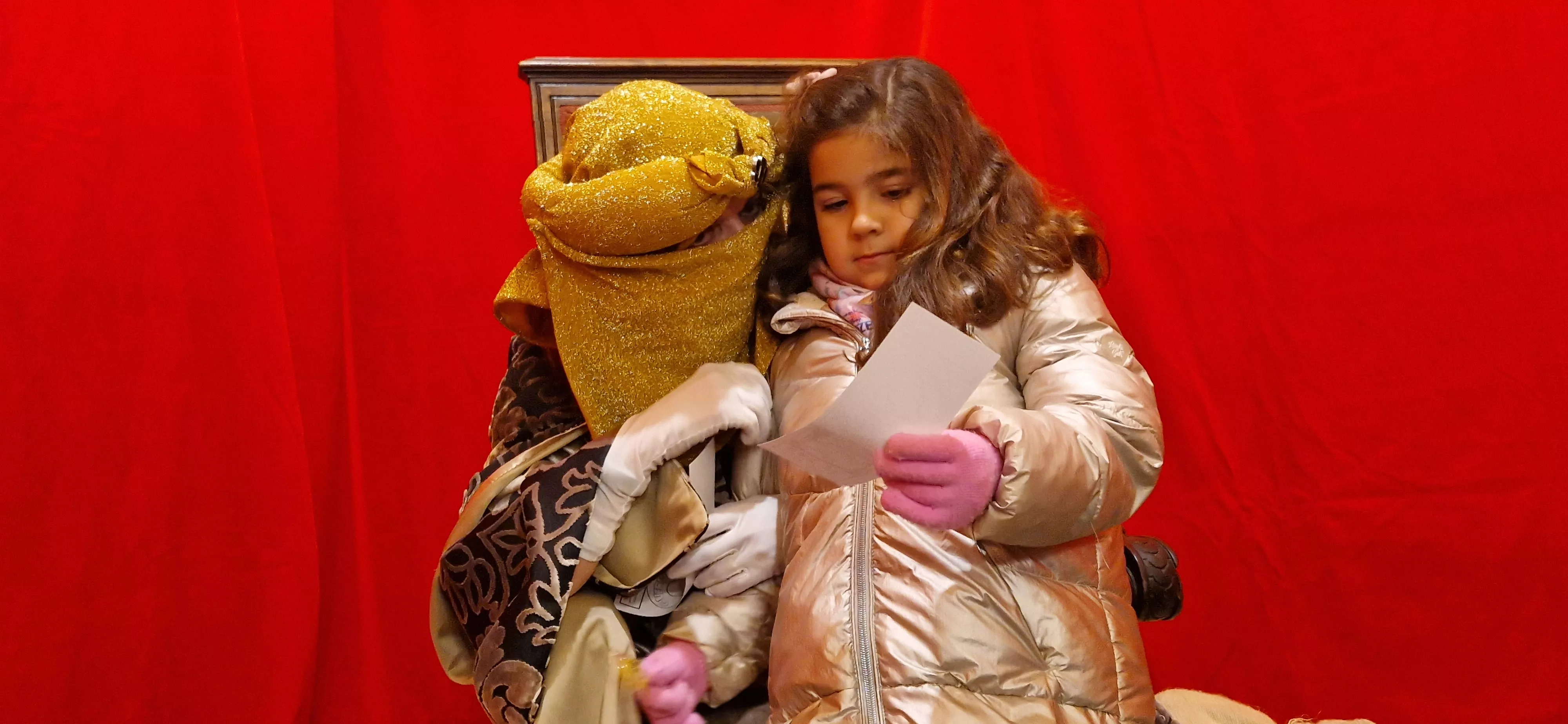 Los Pajes de los Reyes Magos han recogido las cartas de niñas y niños. Foto Myriam Martínez 